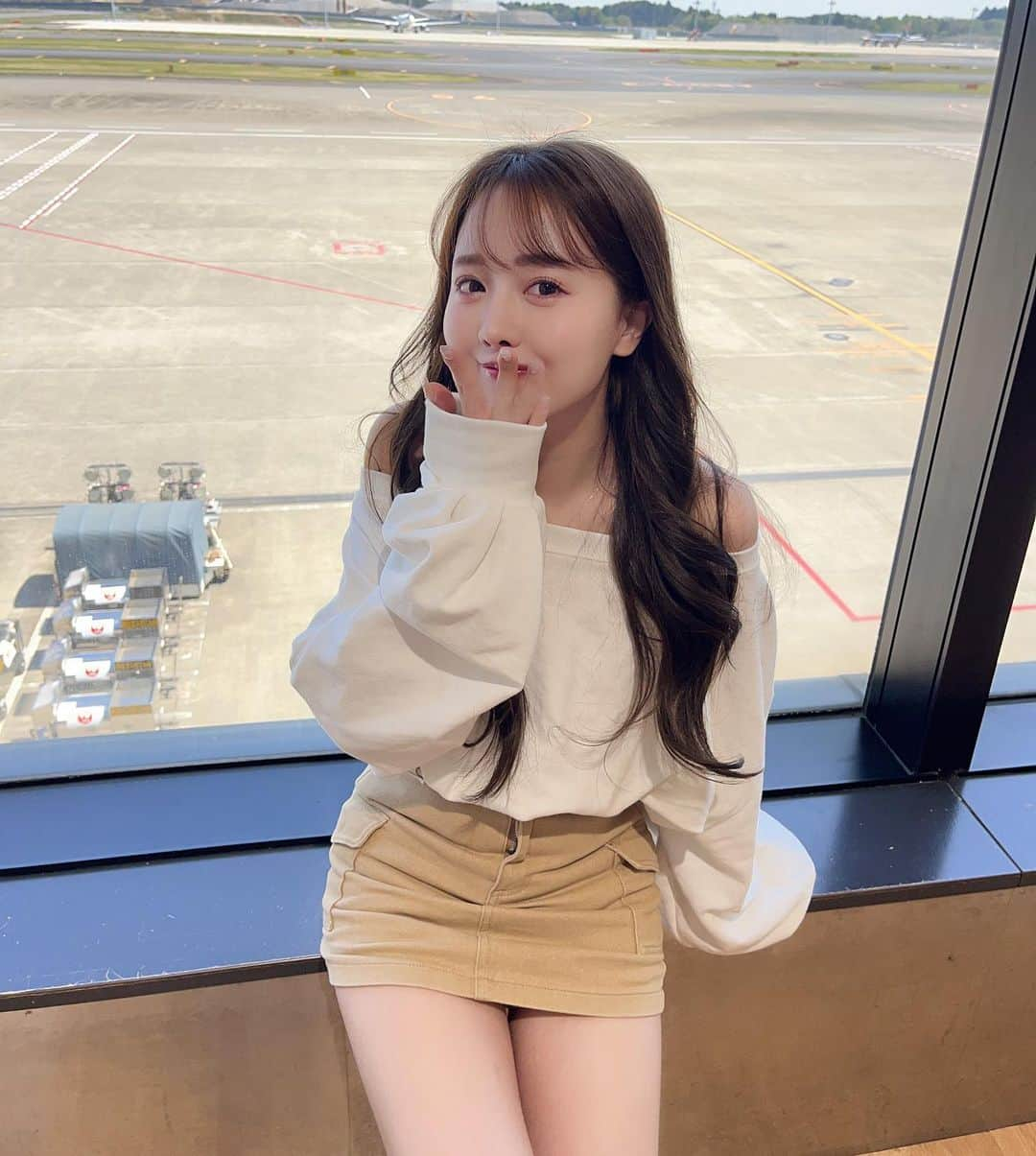 加藤ゆりなさんのインスタグラム写真 - (加藤ゆりなInstagram)「ほにと韓国行ったシリーズの写真たくさんすぎて選べなくてめっちゃ時間経ってた🥲  2人で @rili.shopping の @mhr_honi セレクトの洋服きて空港コーデ💭✈️ ほにセンス良すぎ~♥︎♥︎ ほにのセレクト全部普段使いしやすくて、可愛くて🎀  写真ありすぎてじわじわ更新します👍🏻  #成田空港　#空港コーデ　#渡韓 #韓国旅行　#女子旅」4月30日 21時30分 - _yuringo_