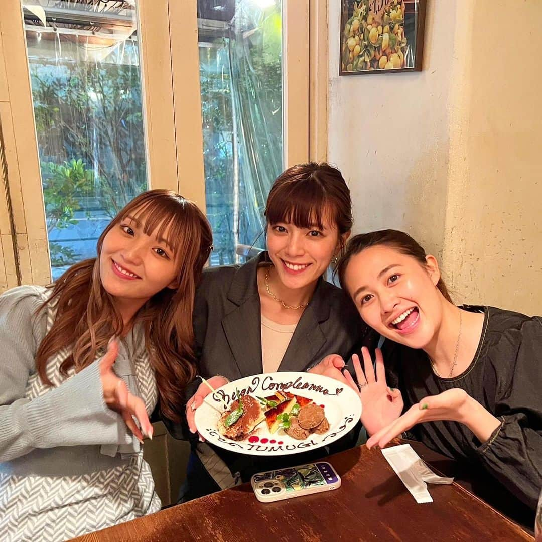 三谷紬さんのインスタグラム写真 - (三谷紬Instagram)「💜🩷 Super lovely girls！ だいすきな2人とご飯に行った日。 少し前に誕生日まで祝ってくれました😭 着実に前に進んでいくかっこいい2人に会うと 明日の活力をもらえます。 いつもありがとう😊❤︎ * #大好き#2人#有華#ねお#あるある土佐カンパニー#あるある#誕生日#夜ご飯#志#高い#尊敬#明日#活力#元気出る#ありがとう#テレビ朝日#アナウンサー#三谷紬」4月30日 21時31分 - mitani_tsumugi