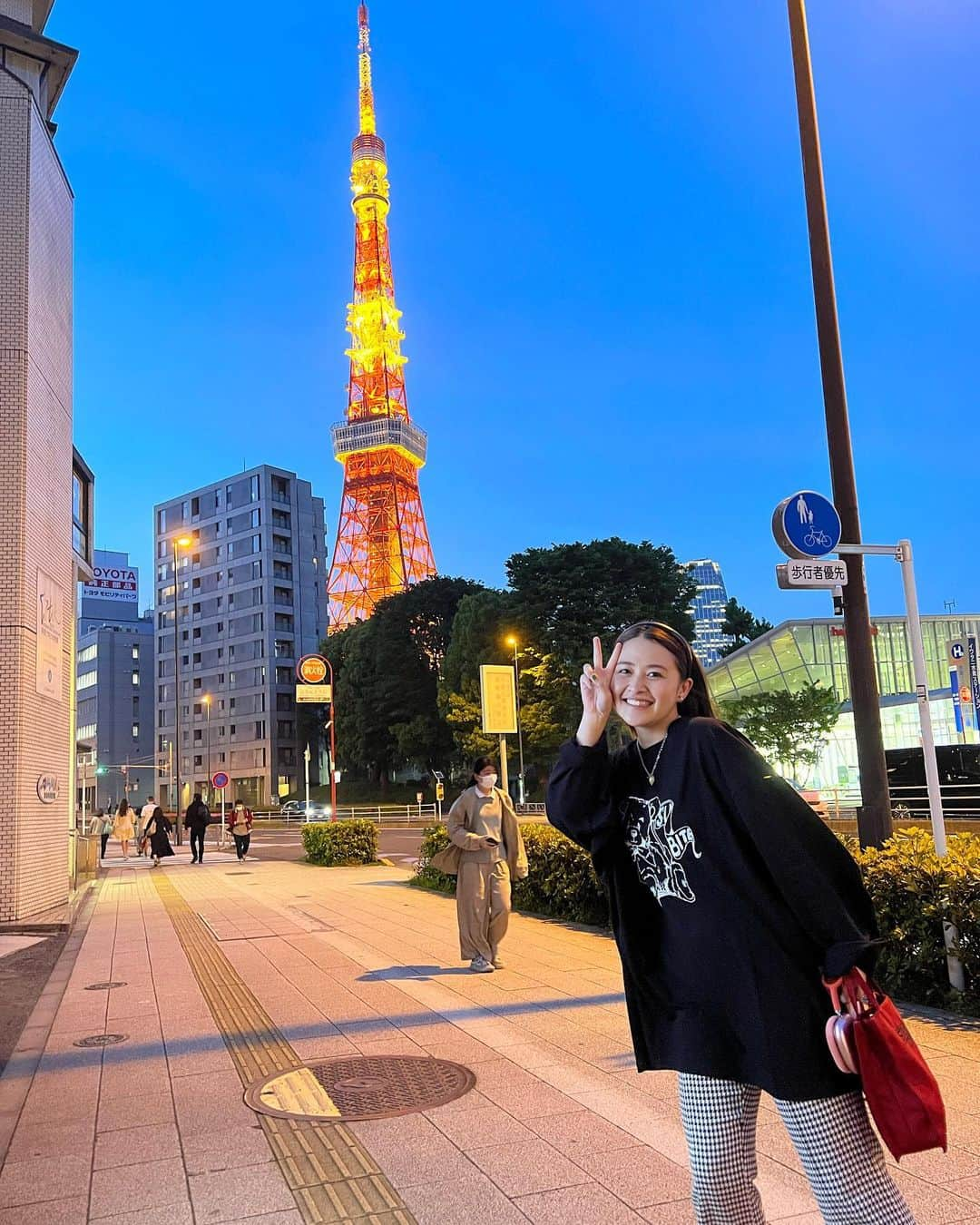 有華(ゆか) さんのインスタグラム写真 - (有華(ゆか) Instagram)「2023年🌼4月🌼 . ①東京きて丸2年が経ちました記念写真 ②HAPPY DATEカラオケ配信始まってノリノリの巻 ③あみりら浅草旅行でせーのっで見たおみくじ ④一旦リセットしたくなって1人舞浜散歩したの巻 ⑤ツッコミどころしかない2人との春のお休みの巻 ⑥あんなたんからの🎁可愛すぎるのにつけるの下手すぎの巻 ⑦我らのおもち様 ⑧メジャーデビューお祝いしてくれたツインズLOVE ⑨我らがあんなさまOggi6月号記載でサインもろたの巻 ⑩Baby youたくさん聞いてもらえてうれしいランキング . 東京に来て丸2年〜早いな〜 すっからかんの部屋を見て私はここでやっていけるんかなって 悩みに悩んで朝まで起きてみた朝日が昨日の様です。 まだまだ東京タワー見たらうわぁってなるし 「ウケる」にはほんまに？って返したくなるし😂 これからも毎日を噛み締めて生きていけますように！ (あー長なったほんで私同じ服着すぎな)」4月30日 21時23分 - yuka__song