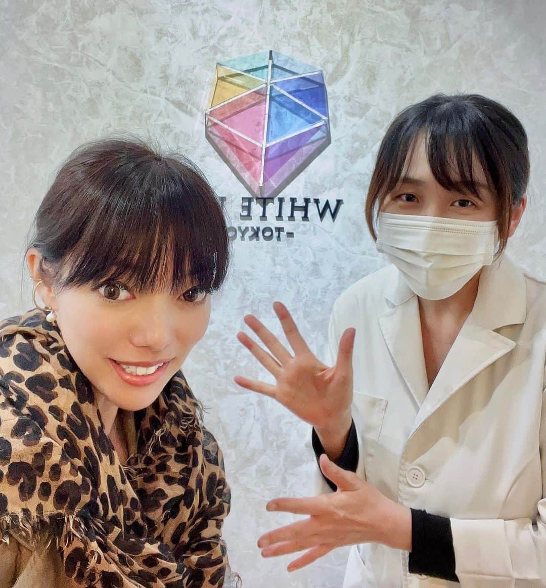 ホワイトニング専門クリニック ホワイトラボ東京 渋谷のインスタグラム：「* #歯のホワイトニング @whitelabtokyo  * メイクアップアーティストの　 @risakayahara @totalbeauty_ars さんがメンテナンスに来てくれました✨ * * GWは臨時休診日がございますのでご注意ください🙏  🔸渋谷院　5/3,4.5 お休み 🔹銀座院　5/2.3.5 お休み * * 暑かったり寒かったりしますが、皆様お身体に気をつけて良い休日をお過ごしください！ * * #ホワイトニング #オフィスホワイトニング #医療ホワイトニング　#白い歯  #歯を白くしたい #ヘアメイク #ハーブピーリング #美容 #ホワイトニング渋谷 #ホワイトニング銀座 #gw #仲良し #綺麗 #メンズ美容 #歯並び #カヤハラリサ」