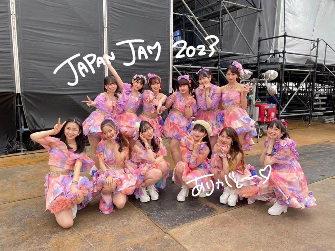 石田亜佑美さんのインスタグラム写真 - (石田亜佑美Instagram)「#jj2023  JAPAN JAM 2023 たくさんの応援ありがとうございました！    久しぶりにみんなの声が聞こえた今日、 ステージこんな広いのに、 こーーーんな前ぎりぎりで煽る私たち🤭❤️  雨の中たくさんの方に集まっていただき、 写真に撮りきれないほどの景色は、 しっかりと心に焼き付けたからね！       たーーーっのしかった！ ありがとう！  #japanjam #skystage #夕暮れ空がまるで私たちの色になってたの #morningmusume23 #モーニング娘23 #石田亜佑美」4月30日 21時23分 - ayumi_ishida.official