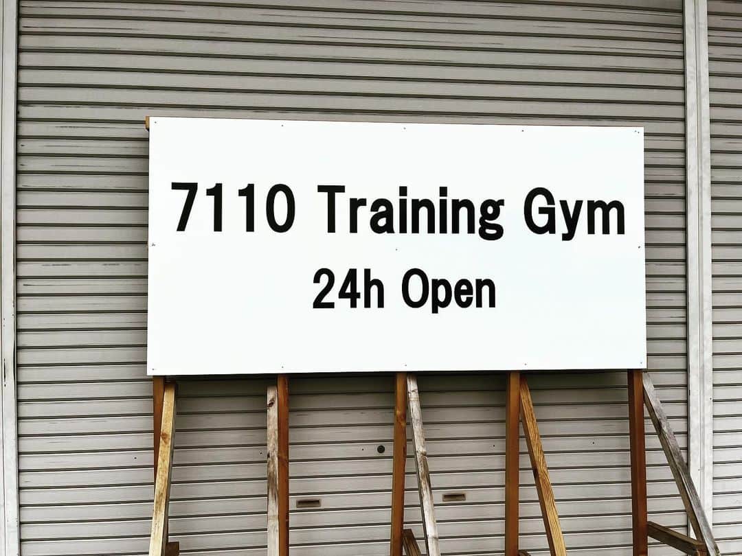 のインスタグラム：「7110 Training Gym🔥  素晴らしいトレーニングジムでした🏋️  ＊ただのガレージではありません。  #gym #training #workout #24h」