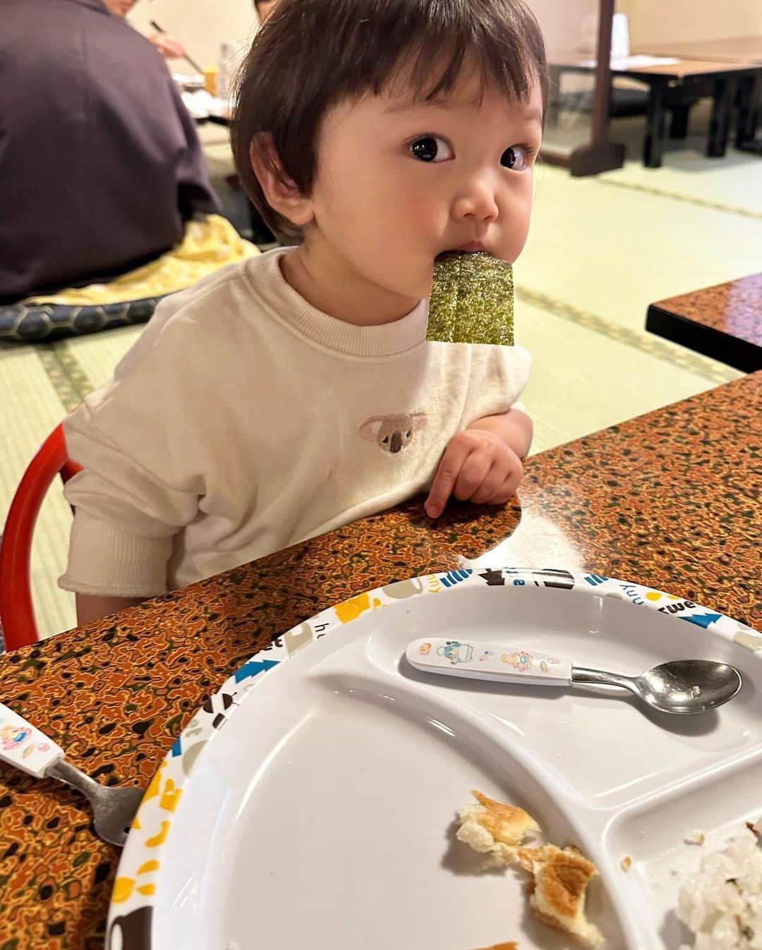 SAYUKAさんのインスタグラム写真 - (SAYUKAInstagram)「家だとママよりご飯食べるのに 外食だとまったく ご飯食べてくれない😇 あるある？  #1y7m」4月30日 21時27分 - sayumiso216