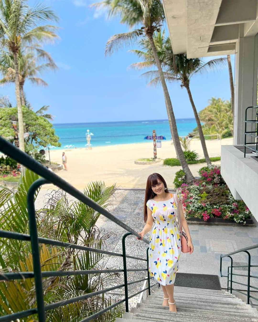 野本愛さんのインスタグラム写真 - (野本愛Instagram)「沖縄旅行で宿泊した @themoonbeachmuseumresort は思わず写真を撮りたくなる 場所が多かった🥰💕  ビュッフェもどれも美味しくて 特にカレーが美味しかった💚  しかも安いの✨  ホテルのビュッフェは 値段高くても 味が満足できないところもあるから すごく嬉しかったー🥰🥰  あとケーキも美味しかったなー🍰✨  ビーチも天然ビーチだから 砂浜が真っ白で きれいだったー🥰🥰🥰  #ザムーンビーチミュージアムリゾート #ムーンビーチ #沖縄旅行 #沖縄 #恩納村 #沖縄ホテル #沖縄ビーチ #沖縄好き #ホテルビュッフェ #ホテルスイーツ #沖縄リゾート #リゾート好き #旅女 #okinawa #okinawatrip #onnason #okinawabeach」4月30日 21時27分 - himemode