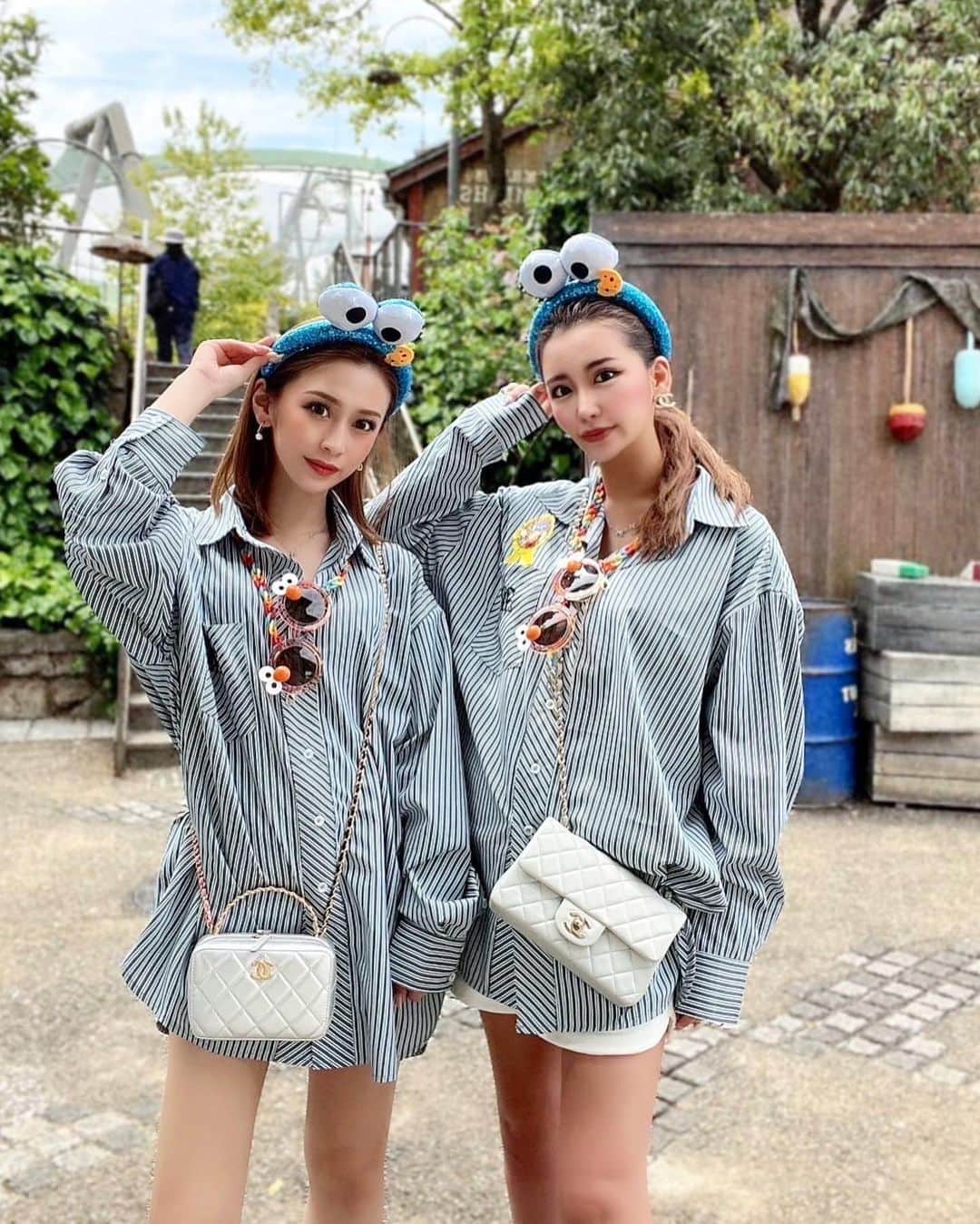 𝐖𝐀𝐊𝐔𝐈𝐌𝐀𝐂𝐎のインスタグラム：「バースデーユニバ👯‍♂️🌎🎉 . . . . 改めてゆみ誕生日おめでと🎂🩵 素敵な1年になりますよーに😊✨ . . . . . . . #usj #universalstudios #universalstudiosjapan #twins #happybirthday #birthdaygirl #code #fashion #ootd #selfie #instagram #instadaily #memories #gw #travel #ユニバ #大阪観光 #双子コーデ #ユニバーサルスタジオジャパン #ユニバカチューシャ #シャツコーデ #シャツワンピース #誕生日サプライズ #誕生日プレゼント #女子旅 #カメラ女子 #セルフィー #春コーデ #ファッション #ゴールデンウィーク」