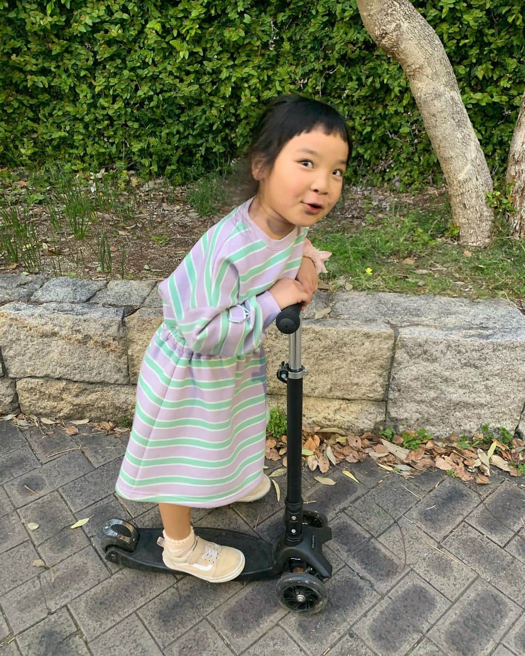 あゆちゃんのインスタグラム：「🐶🌸🌸 ⁑ ⁑ 基本変顔しかしません☺️ 可愛い可愛い末っ子です🥰 性格は正義感も気も強め女子です🤣 なのにどちゃくそ甘えたです😚 習い事は真面目に頑張ってます🤭 ⁑ 活発なさくらにぴったりな @movegu_official のキックスケーター🫶🏻 大きい子も使えるからゆづるも使ってる🐰 タイヤが光るのも子ども喜びポイント👏🏻 ⁑ ⁑ #女の子#5歳#末っ子」