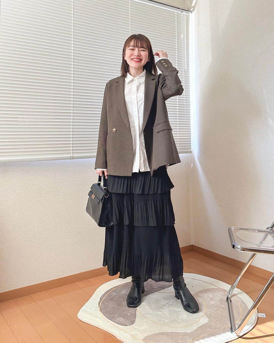 かほこ。のインスタグラム：「ㅤㅤㅤㅤㅤㅤㅤㅤㅤㅤㅤㅤㅤ ㅤㅤㅤㅤㅤㅤㅤㅤㅤㅤㅤㅤㅤ jacket & skirt : #journalstandardrelume shirt : #zara bag : #lowrysfarm boots : #junoah ㅤㅤㅤㅤㅤㅤㅤㅤㅤㅤㅤㅤㅤ ちょっとかっちりな日。 いつものシャツをジャケットできちんと仕様に😌 ㅤㅤㅤㅤㅤㅤㅤㅤㅤㅤㅤㅤㅤ プリーツのティアードスカートは、Tシャツで合わせてカジュアルに着ても可愛いし、素材的にきちんとした服装にも合わせやすいのでお気に入りのものです🫶🏻 ㅤㅤㅤㅤㅤㅤㅤㅤㅤㅤㅤㅤㅤ オフィスカジュアルってこんな感じかな？👩🏻‍💻 ㅤㅤㅤㅤㅤㅤㅤㅤㅤㅤㅤㅤㅤ #kaho_fashion」