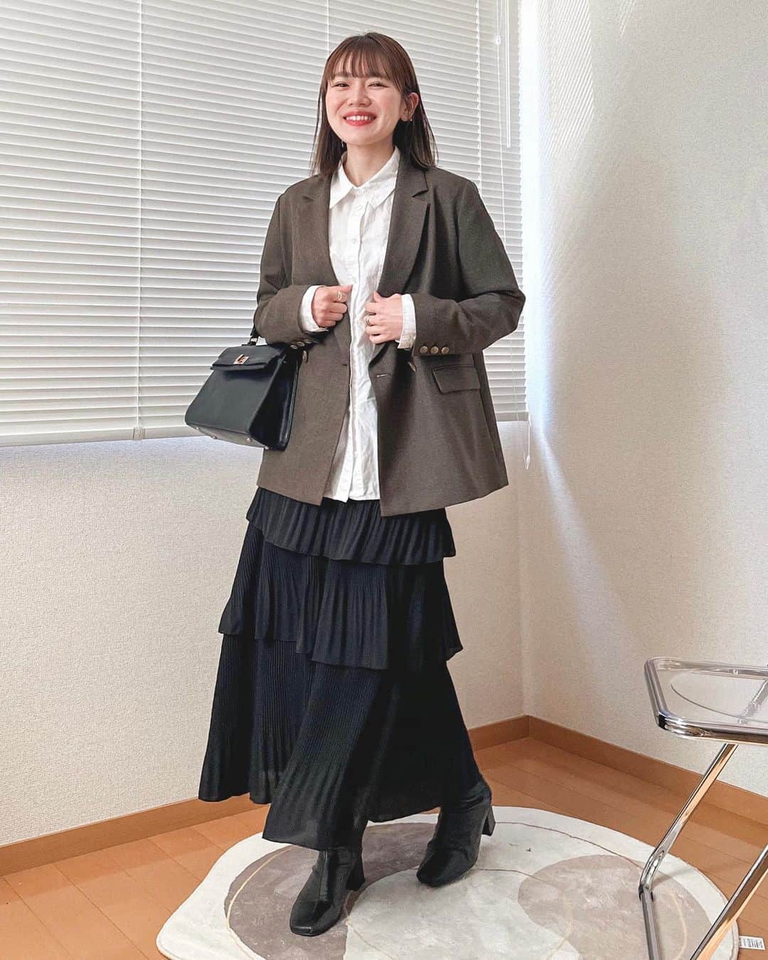 かほこ。さんのインスタグラム写真 - (かほこ。Instagram)「ㅤㅤㅤㅤㅤㅤㅤㅤㅤㅤㅤㅤㅤ ㅤㅤㅤㅤㅤㅤㅤㅤㅤㅤㅤㅤㅤ jacket & skirt : #journalstandardrelume shirt : #zara bag : #lowrysfarm boots : #junoah ㅤㅤㅤㅤㅤㅤㅤㅤㅤㅤㅤㅤㅤ ちょっとかっちりな日。 いつものシャツをジャケットできちんと仕様に😌 ㅤㅤㅤㅤㅤㅤㅤㅤㅤㅤㅤㅤㅤ プリーツのティアードスカートは、Tシャツで合わせてカジュアルに着ても可愛いし、素材的にきちんとした服装にも合わせやすいのでお気に入りのものです🫶🏻 ㅤㅤㅤㅤㅤㅤㅤㅤㅤㅤㅤㅤㅤ オフィスカジュアルってこんな感じかな？👩🏻‍💻 ㅤㅤㅤㅤㅤㅤㅤㅤㅤㅤㅤㅤㅤ #kaho_fashion」4月30日 21時28分 - xxokohakxx