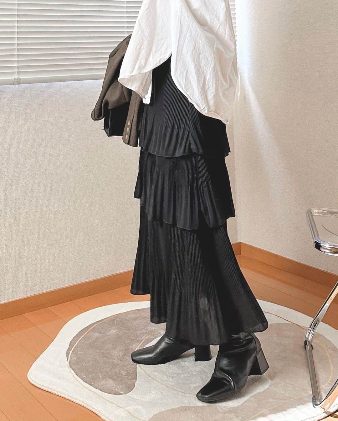 かほこ。さんのインスタグラム写真 - (かほこ。Instagram)「ㅤㅤㅤㅤㅤㅤㅤㅤㅤㅤㅤㅤㅤ ㅤㅤㅤㅤㅤㅤㅤㅤㅤㅤㅤㅤㅤ jacket & skirt : #journalstandardrelume shirt : #zara bag : #lowrysfarm boots : #junoah ㅤㅤㅤㅤㅤㅤㅤㅤㅤㅤㅤㅤㅤ ちょっとかっちりな日。 いつものシャツをジャケットできちんと仕様に😌 ㅤㅤㅤㅤㅤㅤㅤㅤㅤㅤㅤㅤㅤ プリーツのティアードスカートは、Tシャツで合わせてカジュアルに着ても可愛いし、素材的にきちんとした服装にも合わせやすいのでお気に入りのものです🫶🏻 ㅤㅤㅤㅤㅤㅤㅤㅤㅤㅤㅤㅤㅤ オフィスカジュアルってこんな感じかな？👩🏻‍💻 ㅤㅤㅤㅤㅤㅤㅤㅤㅤㅤㅤㅤㅤ #kaho_fashion」4月30日 21時28分 - xxokohakxx