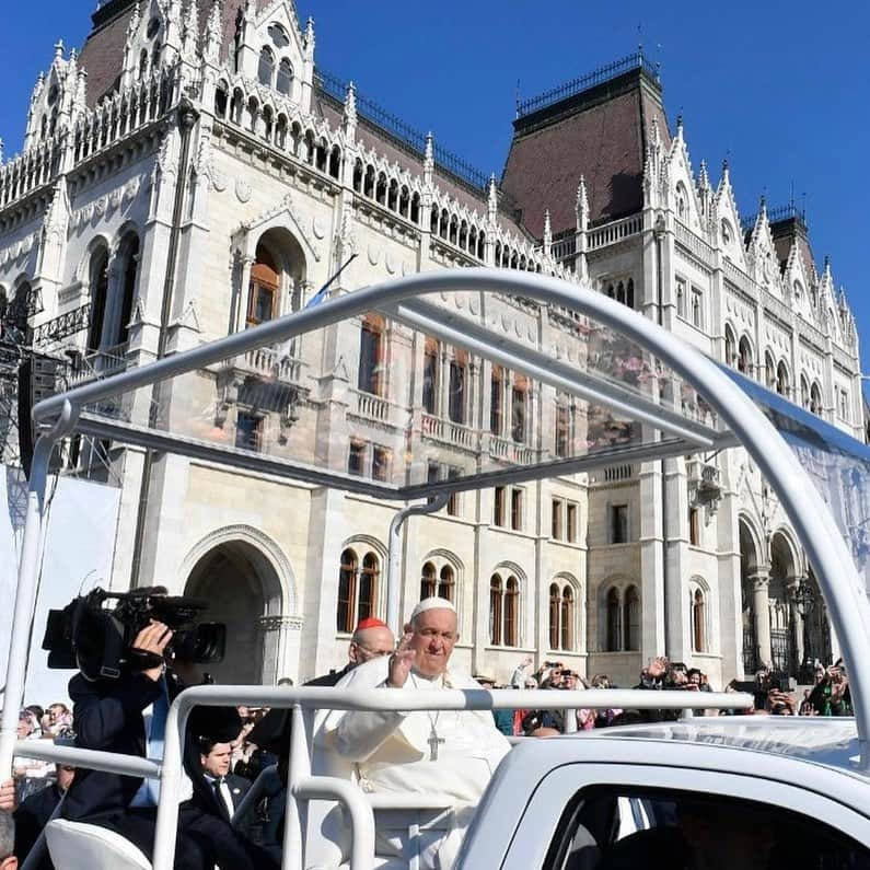 フランシスコ（ローマ教皇）さんのインスタグラム写真 - (フランシスコ（ローマ教皇）Instagram)「EN: Jesus the Good Shepherd calls us by name and takes care of us with infinite tenderness. He is the door, and the one who enters through Him has eternal life. He is our future, a future of “life in abundance” (Jn 10:10). Therefore, let us never get discouraged. #ApostolicJourney PT: Jesus bom Pastor chama-nos pelo nome e cuida de nós com infinita ternura. Ele é a porta e quem entra através d’Ele tem a vida eterna. Ele portanto é o nosso futuro, um futuro de «vida em abundância» (Jo 10, 10). Por isso, nunca desanimemos. #ViagemApostólica ES: Jesús, el buen Pastor, nos llama por nuestro nombre y nos cuida con infinita ternura. Él es la Puerta, y quien entra a través de Él tiene la vida eterna. Él es nuestro futuro, un futuro de «vida en abundancia» (Jn 10,10). Por eso, ¡no nos desanimemos nunca! #ViajeApostólico IT: Gesù buon Pastore ci chiama per nome e si prende cura di noi con infinita tenerezza. Egli è la porta e chi entra attraverso di Lui ha la vita eterna: Egli dunque è il nostro futuro, un futuro di «vita in abbondanza» (Gv 10,10). Perciò, non scoraggiamoci mai! #ViaggioApostolico PL: Jezus Dobry Pasterz wzywa nas po imieniu i opiekuje się nami z nieskończoną czułością. On jest bramą i kto wchodzi przez Niego, ma życie wieczne: On jest zatem naszą przyszłością, przyszłością „życia w obfitości” (J 10, 10). Dlatego nigdy się nie zniechęcajmy! #PodróżApostolska」4月30日 21時29分 - franciscus