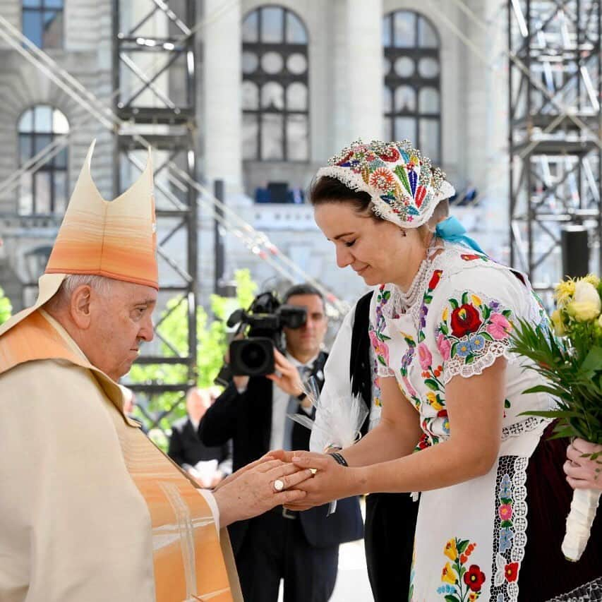 フランシスコ（ローマ教皇）さんのインスタグラム写真 - (フランシスコ（ローマ教皇）Instagram)「EN: Jesus the Good Shepherd calls us by name and takes care of us with infinite tenderness. He is the door, and the one who enters through Him has eternal life. He is our future, a future of “life in abundance” (Jn 10:10). Therefore, let us never get discouraged. #ApostolicJourney PT: Jesus bom Pastor chama-nos pelo nome e cuida de nós com infinita ternura. Ele é a porta e quem entra através d’Ele tem a vida eterna. Ele portanto é o nosso futuro, um futuro de «vida em abundância» (Jo 10, 10). Por isso, nunca desanimemos. #ViagemApostólica ES: Jesús, el buen Pastor, nos llama por nuestro nombre y nos cuida con infinita ternura. Él es la Puerta, y quien entra a través de Él tiene la vida eterna. Él es nuestro futuro, un futuro de «vida en abundancia» (Jn 10,10). Por eso, ¡no nos desanimemos nunca! #ViajeApostólico IT: Gesù buon Pastore ci chiama per nome e si prende cura di noi con infinita tenerezza. Egli è la porta e chi entra attraverso di Lui ha la vita eterna: Egli dunque è il nostro futuro, un futuro di «vita in abbondanza» (Gv 10,10). Perciò, non scoraggiamoci mai! #ViaggioApostolico PL: Jezus Dobry Pasterz wzywa nas po imieniu i opiekuje się nami z nieskończoną czułością. On jest bramą i kto wchodzi przez Niego, ma życie wieczne: On jest zatem naszą przyszłością, przyszłością „życia w obfitości” (J 10, 10). Dlatego nigdy się nie zniechęcajmy! #PodróżApostolska」4月30日 21時29分 - franciscus