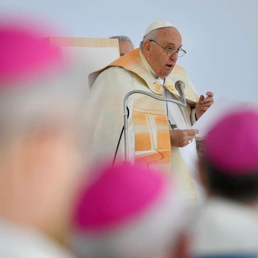 フランシスコ（ローマ教皇）さんのインスタグラム写真 - (フランシスコ（ローマ教皇）Instagram)「EN: Jesus the Good Shepherd calls us by name and takes care of us with infinite tenderness. He is the door, and the one who enters through Him has eternal life. He is our future, a future of “life in abundance” (Jn 10:10). Therefore, let us never get discouraged. #ApostolicJourney PT: Jesus bom Pastor chama-nos pelo nome e cuida de nós com infinita ternura. Ele é a porta e quem entra através d’Ele tem a vida eterna. Ele portanto é o nosso futuro, um futuro de «vida em abundância» (Jo 10, 10). Por isso, nunca desanimemos. #ViagemApostólica ES: Jesús, el buen Pastor, nos llama por nuestro nombre y nos cuida con infinita ternura. Él es la Puerta, y quien entra a través de Él tiene la vida eterna. Él es nuestro futuro, un futuro de «vida en abundancia» (Jn 10,10). Por eso, ¡no nos desanimemos nunca! #ViajeApostólico IT: Gesù buon Pastore ci chiama per nome e si prende cura di noi con infinita tenerezza. Egli è la porta e chi entra attraverso di Lui ha la vita eterna: Egli dunque è il nostro futuro, un futuro di «vita in abbondanza» (Gv 10,10). Perciò, non scoraggiamoci mai! #ViaggioApostolico PL: Jezus Dobry Pasterz wzywa nas po imieniu i opiekuje się nami z nieskończoną czułością. On jest bramą i kto wchodzi przez Niego, ma życie wieczne: On jest zatem naszą przyszłością, przyszłością „życia w obfitości” (J 10, 10). Dlatego nigdy się nie zniechęcajmy! #PodróżApostolska」4月30日 21時29分 - franciscus