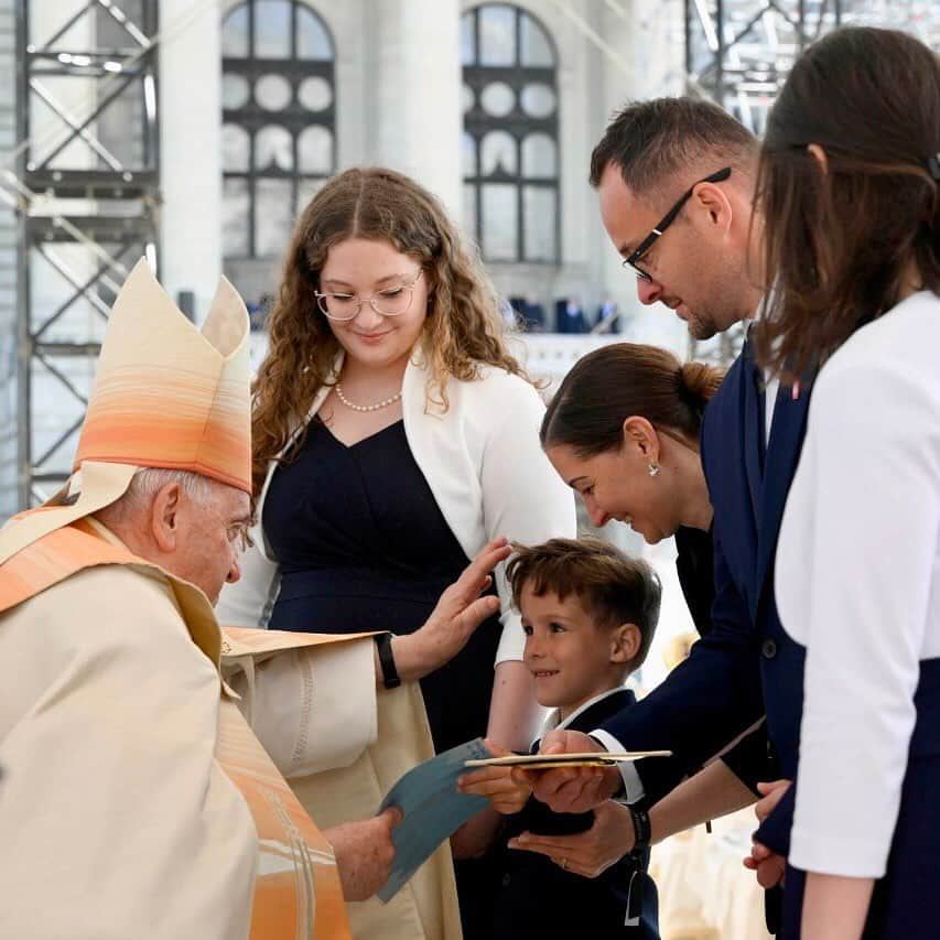 フランシスコ（ローマ教皇）さんのインスタグラム写真 - (フランシスコ（ローマ教皇）Instagram)「EN: Jesus the Good Shepherd calls us by name and takes care of us with infinite tenderness. He is the door, and the one who enters through Him has eternal life. He is our future, a future of “life in abundance” (Jn 10:10). Therefore, let us never get discouraged. #ApostolicJourney PT: Jesus bom Pastor chama-nos pelo nome e cuida de nós com infinita ternura. Ele é a porta e quem entra através d’Ele tem a vida eterna. Ele portanto é o nosso futuro, um futuro de «vida em abundância» (Jo 10, 10). Por isso, nunca desanimemos. #ViagemApostólica ES: Jesús, el buen Pastor, nos llama por nuestro nombre y nos cuida con infinita ternura. Él es la Puerta, y quien entra a través de Él tiene la vida eterna. Él es nuestro futuro, un futuro de «vida en abundancia» (Jn 10,10). Por eso, ¡no nos desanimemos nunca! #ViajeApostólico IT: Gesù buon Pastore ci chiama per nome e si prende cura di noi con infinita tenerezza. Egli è la porta e chi entra attraverso di Lui ha la vita eterna: Egli dunque è il nostro futuro, un futuro di «vita in abbondanza» (Gv 10,10). Perciò, non scoraggiamoci mai! #ViaggioApostolico PL: Jezus Dobry Pasterz wzywa nas po imieniu i opiekuje się nami z nieskończoną czułością. On jest bramą i kto wchodzi przez Niego, ma życie wieczne: On jest zatem naszą przyszłością, przyszłością „życia w obfitości” (J 10, 10). Dlatego nigdy się nie zniechęcajmy! #PodróżApostolska」4月30日 21時29分 - franciscus