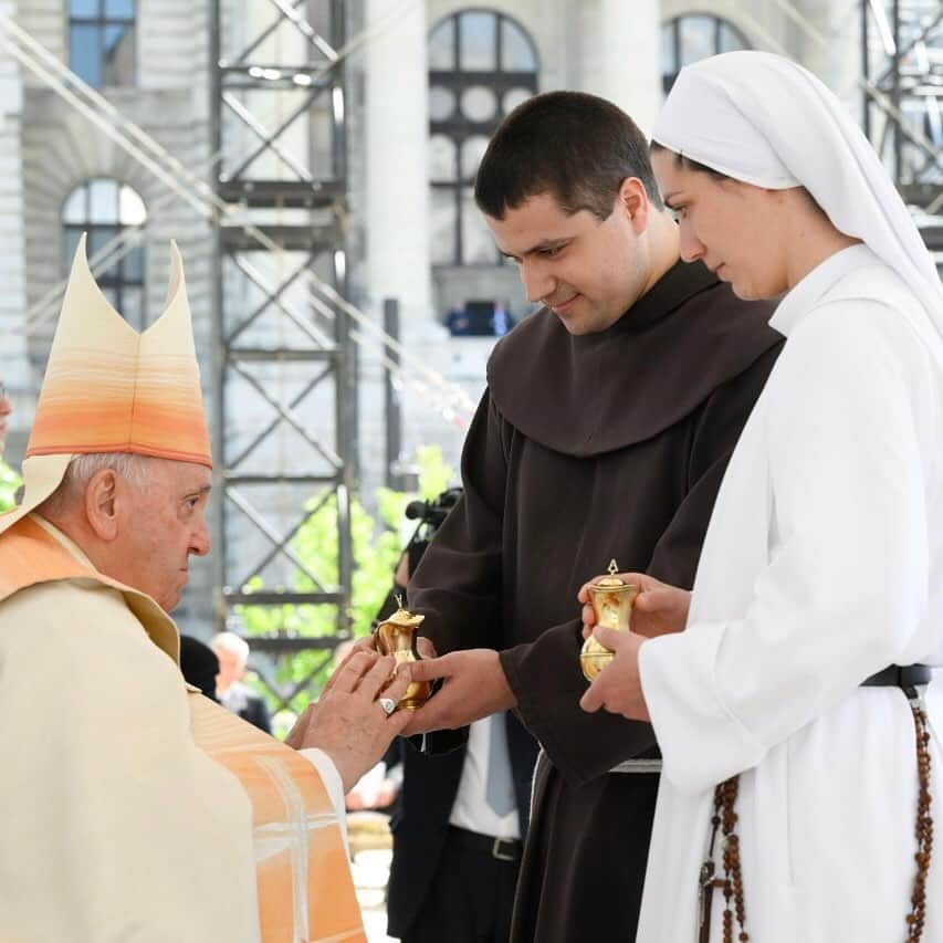 フランシスコ（ローマ教皇）さんのインスタグラム写真 - (フランシスコ（ローマ教皇）Instagram)「EN: Jesus the Good Shepherd calls us by name and takes care of us with infinite tenderness. He is the door, and the one who enters through Him has eternal life. He is our future, a future of “life in abundance” (Jn 10:10). Therefore, let us never get discouraged. #ApostolicJourney PT: Jesus bom Pastor chama-nos pelo nome e cuida de nós com infinita ternura. Ele é a porta e quem entra através d’Ele tem a vida eterna. Ele portanto é o nosso futuro, um futuro de «vida em abundância» (Jo 10, 10). Por isso, nunca desanimemos. #ViagemApostólica ES: Jesús, el buen Pastor, nos llama por nuestro nombre y nos cuida con infinita ternura. Él es la Puerta, y quien entra a través de Él tiene la vida eterna. Él es nuestro futuro, un futuro de «vida en abundancia» (Jn 10,10). Por eso, ¡no nos desanimemos nunca! #ViajeApostólico IT: Gesù buon Pastore ci chiama per nome e si prende cura di noi con infinita tenerezza. Egli è la porta e chi entra attraverso di Lui ha la vita eterna: Egli dunque è il nostro futuro, un futuro di «vita in abbondanza» (Gv 10,10). Perciò, non scoraggiamoci mai! #ViaggioApostolico PL: Jezus Dobry Pasterz wzywa nas po imieniu i opiekuje się nami z nieskończoną czułością. On jest bramą i kto wchodzi przez Niego, ma życie wieczne: On jest zatem naszą przyszłością, przyszłością „życia w obfitości” (J 10, 10). Dlatego nigdy się nie zniechęcajmy! #PodróżApostolska」4月30日 21時29分 - franciscus