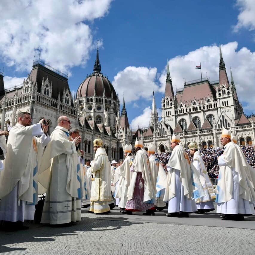 フランシスコ（ローマ教皇）さんのインスタグラム写真 - (フランシスコ（ローマ教皇）Instagram)「EN: Jesus the Good Shepherd calls us by name and takes care of us with infinite tenderness. He is the door, and the one who enters through Him has eternal life. He is our future, a future of “life in abundance” (Jn 10:10). Therefore, let us never get discouraged. #ApostolicJourney PT: Jesus bom Pastor chama-nos pelo nome e cuida de nós com infinita ternura. Ele é a porta e quem entra através d’Ele tem a vida eterna. Ele portanto é o nosso futuro, um futuro de «vida em abundância» (Jo 10, 10). Por isso, nunca desanimemos. #ViagemApostólica ES: Jesús, el buen Pastor, nos llama por nuestro nombre y nos cuida con infinita ternura. Él es la Puerta, y quien entra a través de Él tiene la vida eterna. Él es nuestro futuro, un futuro de «vida en abundancia» (Jn 10,10). Por eso, ¡no nos desanimemos nunca! #ViajeApostólico IT: Gesù buon Pastore ci chiama per nome e si prende cura di noi con infinita tenerezza. Egli è la porta e chi entra attraverso di Lui ha la vita eterna: Egli dunque è il nostro futuro, un futuro di «vita in abbondanza» (Gv 10,10). Perciò, non scoraggiamoci mai! #ViaggioApostolico PL: Jezus Dobry Pasterz wzywa nas po imieniu i opiekuje się nami z nieskończoną czułością. On jest bramą i kto wchodzi przez Niego, ma życie wieczne: On jest zatem naszą przyszłością, przyszłością „życia w obfitości” (J 10, 10). Dlatego nigdy się nie zniechęcajmy! #PodróżApostolska」4月30日 21時29分 - franciscus