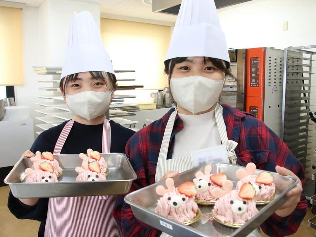 神戸製菓専門学校（公式）さんのインスタグラム写真 - (神戸製菓専門学校（公式）Instagram)「. 🌈第3回AO入試対策講座🌈  神戸製菓専門学校のオープンキャンパス、 AO入試対策講座を開催しました✏️ 受験をお考えのみなさんには注目のオープンキャンパスです！  AO入試対策講座の後は、体験実習♪  かわいいうさぎに仕上げる #いちごモンブラン と、 SNSでも大人気の #バイカラークロワッサン の2つから体験したいメニューに取り組んでいただきました👏  6月から開始のAOエントリーに向けて、準備を頑張っていきましょう✨  ◆神戸製菓が気になっている高校生以上のみなさんへ 今から予約できるゴールデンウイークのオープンキャンパスはこちら💁‍♀️  🥐5/4(木・祝) パン職人の魅力! オープンキャンパス  体験実習：3種の成形体験（あんこ＆カレー＆クリーム）  🍰🥐5/5(金・祝) スイーツ＆パンW体験DAY！ 体験実習：オリジナルピザ & ショートケーキ  🍰 5/6(土) 第4回AO入試対策講座 体験実習：ベイクドチーズケーキ  参加申し込みは、Webページまたは公式LINEから😊 お待ちしています🎏✨  #神戸製菓 #神戸製菓専門学校 #オープンキャンパス #お菓子作り #お菓子作り好きな人と繋がりたい #ケーキ #ケーキ作り #手作りケーキ #クロワッサン #パン作り #パン #パンすきな人と繋がりたい #製菓学校 #製菓衛生師 #製菓専門学校」4月30日 21時40分 - kobeseika_info