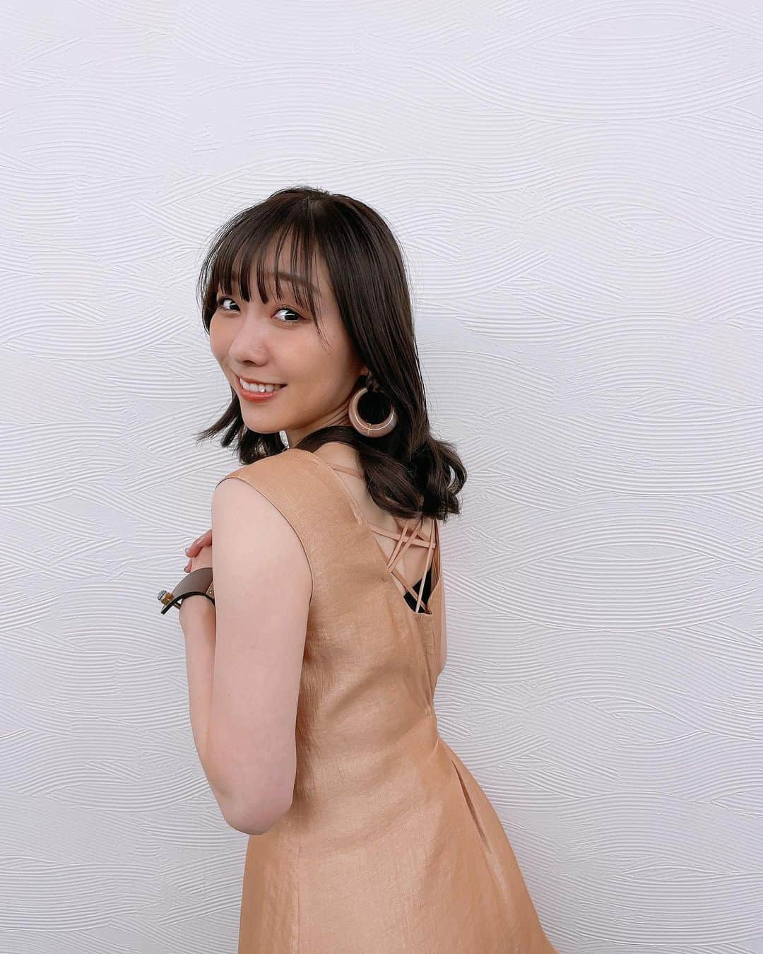 須田亜香里さんのインスタグラム写真 - (須田亜香里Instagram)「髪色が暗いのですっきりめの髪型が最近の気分。 この前の山田さんの紐まきまきアレンジ可愛かった🫶 写真は先週の土日の衣装🌼  #ブレインターン #熱闘Mリーグ #須田亜香里衣装 #ポニーテールアレンジ  #首のうぶげがうぶうぶしてる #吾輩はアホである #天使は何処へ  #いただきました」4月30日 21時40分 - akarisuda