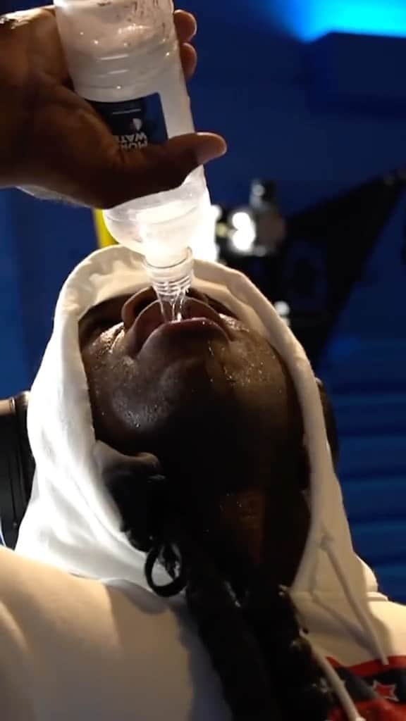 カイ・グリーンのインスタグラム：「BACK TO BACK ✔️ You can’t let anything stop you from reaching for what you want and achieving what it is that you seek. Don’t settle with what life has given to you so far; instead create your destiny by choosing which path will take us closer towards our goals. At the end of the day, no one is going to do your work for you. If you want to reach your full potential then get up, go out there and work for it!  Power through every step along the journey with relentless power, strength, and determination with the help from @redcon1  #KaiGreene #Redcon1 #ThoughtsBecomeThings #Reels #Fyp」