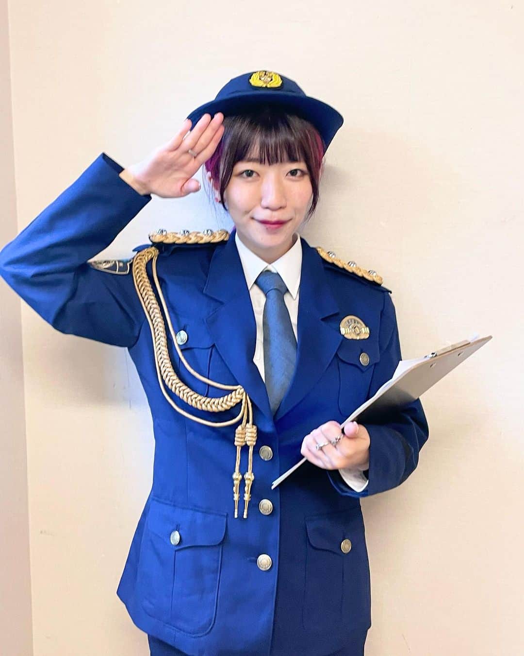 ぱいぱいでか美のインスタグラム：「刑事美ちゃん🚔 . 昨日の湯守座さんでのステージでは 警察署の方と共に啓蒙活動もさせて頂きまして 何と本物の制服をお借りして着用させてもらいました……！✨ 四日市北警察署のSさんに 空き巣や特殊詐欺に関すること、110番をかける際のあれこれなど たくさん教えて頂きました〜！ 勉強になることたくさんだった！ ありがとうございました🫡  本物の制服は重厚感があってかっこよかった……！ このあとすぐに浴衣(昨日の写真)にお着替えだったので少し名残惜しかった。笑 最初の寸劇(?)も楽しかったです😂 皆様GWはGWで浮かれつつ、 防犯意識はしっかり持っていきましょう！ . #警察制服 #でか美ちゃん #四日市北警察署のみなさん #ありがとうございました」