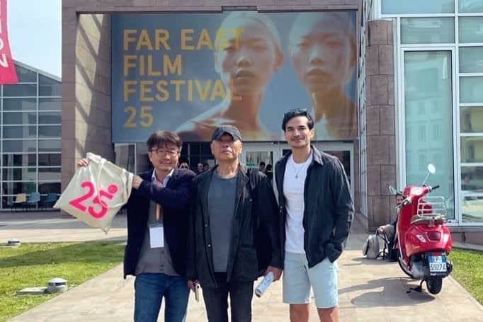 尚玄さんのインスタグラム写真 - (尚玄Instagram)「My first attendance at Udine @fareastfilm festival was just incredible. I had two Italian premiers of our film " @december_the_film " & "Your Lovely Smile" and the audience reactions impressed me. I was deeply moved by their ringing applause. Besides, the hospitality of the staff, amazing Italian food with wine & grappa every single day, and of course  #KARAOKE NIGHT! I totally agree that a lot of people say FEFF is one of the best film festivals in the world.   Congratulation to @sabrinabaracetti, @thomasbertacche for the successful the 25th edition. I'm already missing you all!! Ci vediamo ancora!!   映画『#赦し』に続き、『#あなたの微笑み』もたくさんの拍手と共に上映を終えることができました。映画愛に溢れる観客の方々、スタッフたちのホスピタリティ、毎日振舞われるイタリア料理とワイン&グラッパ。そして締めのカラオケ大会。まさか香港の大巨匠 #JohnnieTo 監督と『#島人ぬ宝』を歌う日が来るとは(笑)。多くの人が世界一の映画祭のひとつだと言うのも頷けるほどの素晴らしい経験をさせていただきました。こういう映画祭をいつか沖縄でも開催したい。  #FEFF25」4月30日 21時48分 - shogenism