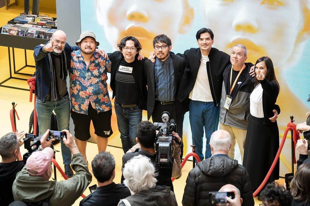 尚玄のインスタグラム：「My first attendance at Udine @fareastfilm festival was just incredible. I had two Italian premiers of our film " @december_the_film " & "Your Lovely Smile" and the audience reactions impressed me. I was deeply moved by their ringing applause. Besides, the hospitality of the staff, amazing Italian food with wine & grappa every single day, and of course  #KARAOKE NIGHT! I totally agree that a lot of people say FEFF is one of the best film festivals in the world.   Congratulation to @sabrinabaracetti, @thomasbertacche for the successful the 25th edition. I'm already missing you all!! Ci vediamo ancora!!   映画『#赦し』に続き、『#あなたの微笑み』もたくさんの拍手と共に上映を終えることができました。映画愛に溢れる観客の方々、スタッフたちのホスピタリティ、毎日振舞われるイタリア料理とワイン&グラッパ。そして締めのカラオケ大会。まさか香港の大巨匠 #JohnnieTo 監督と『#島人ぬ宝』を歌う日が来るとは(笑)。多くの人が世界一の映画祭のひとつだと言うのも頷けるほどの素晴らしい経験をさせていただきました。こういう映画祭をいつか沖縄でも開催したい。  #FEFF25」