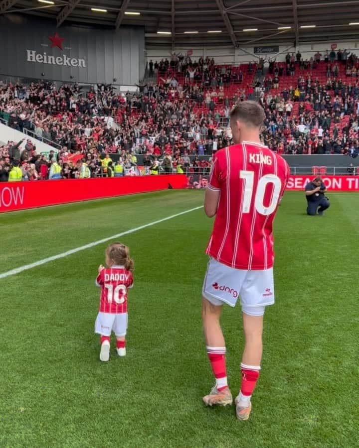 アンディー・キングのインスタグラム：「Massive thank you for all the support at Ashton Gate this season, it’s been brilliant 👏🏻👏🏻」