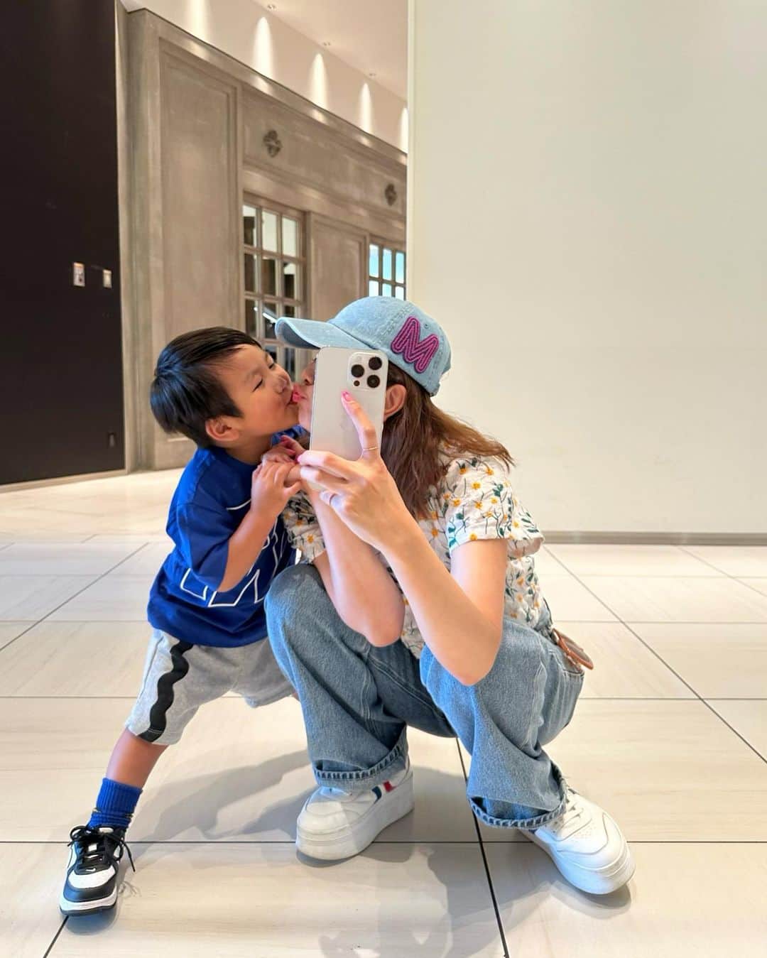Mai Wakimizuのインスタグラム：「久しぶりに大阪＼(^o^)／2歳5ヶ月ぐらいからかな？何処に連れて行っても大変じゃなくなって来た息子♡と言っても全然ゆっくりは出来ないけど。笑 意識したわけじゃないけどブルースタイルでサッカー選手みたいなった♡笑 #2歳9ヶ月#2歳男の子#男の子ママ」