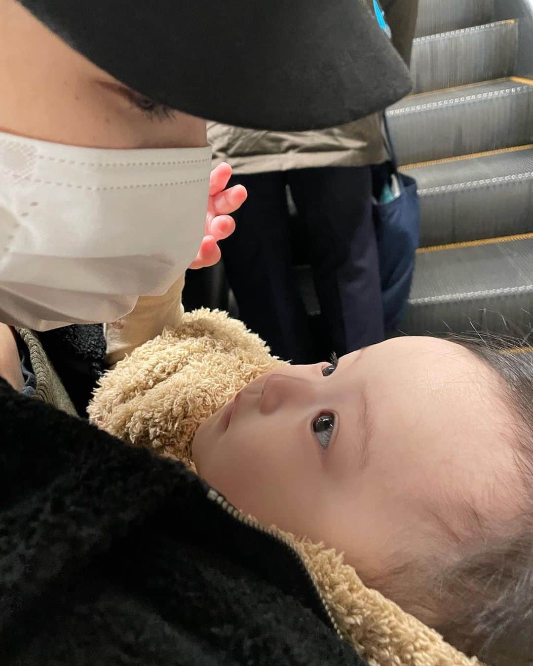 長田 侑子のインスタグラム：「𝐇𝐚𝐩𝐩𝐲 𝟏𝐬𝐭 𝐁𝐢𝐫𝐡𝐝𝐚𝐲❀´-   桜の花が満開のこの4月に無事1歳を迎えました。  誕生したその瞬間から毎日毎日が可愛くて、愛おしくて、幸せと楽しさの連続です…♡  あんなこともしてあげたい、こんなこともしてあげたいと新米ママなりに頑張った一年はほんっとうに早かった~~！  日々の小さな成長に大きく感動し、 ますます愛おしさが増している我が家のアイドルʚ♡ɞ  パパとママのところに生まれてきてくれて 本当にありがとう！  #一歳」
