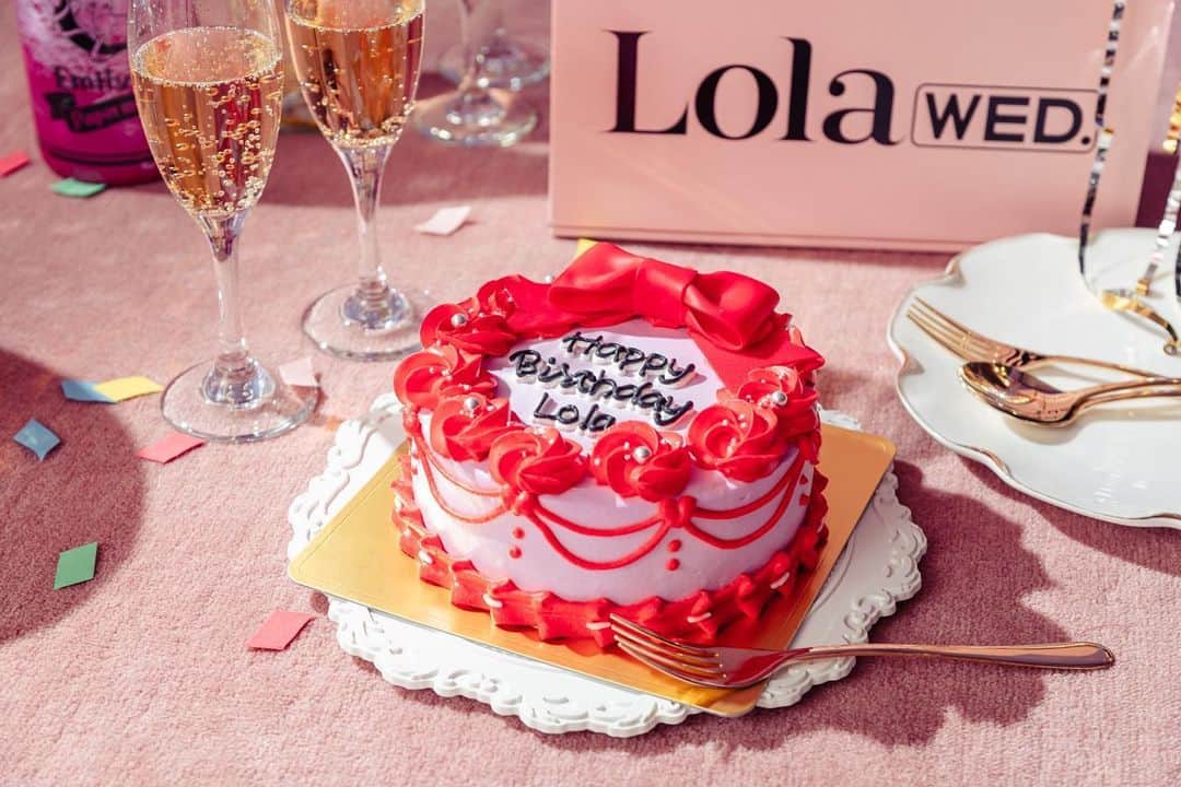 ちゃんもも◎さんのインスタグラム写真 - (ちゃんもも◎Instagram)「Lola wed. 5周年の撮影に　@cakewith_tokyo さんで可愛いケーキをオーダーしました❤️🎀✨ cake withさんでオリジナルのケーキを作ってもらうのは2回目なんだけど、今回もすっっごく理想的なケーキを作っていただけて嬉しいです☺️🎂✨  ケーキのデザインもすごく簡単だから、みんなもお祝いの日やパーティーに頼んでみてね😌💐  #cakewith_pr #lolawed」4月30日 21時43分 - xchanmomox