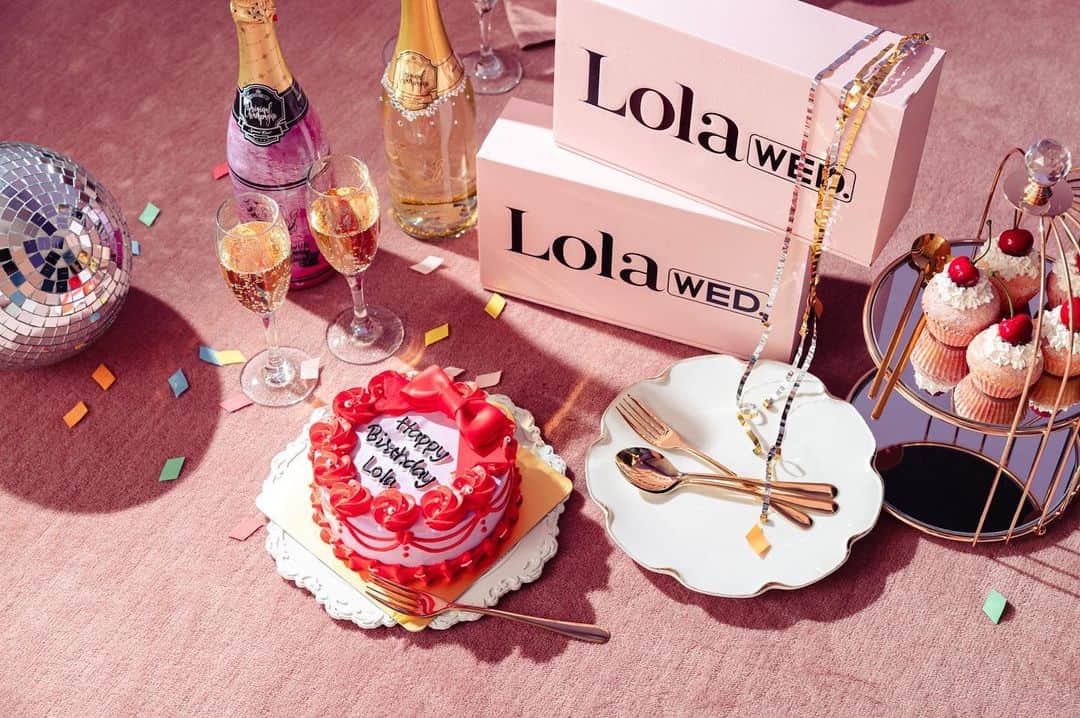 ちゃんもも◎のインスタグラム：「Lola wed. 5周年の撮影に　@cakewith_tokyo さんで可愛いケーキをオーダーしました❤️🎀✨ cake withさんでオリジナルのケーキを作ってもらうのは2回目なんだけど、今回もすっっごく理想的なケーキを作っていただけて嬉しいです☺️🎂✨  ケーキのデザインもすごく簡単だから、みんなもお祝いの日やパーティーに頼んでみてね😌💐  #cakewith_pr #lolawed」