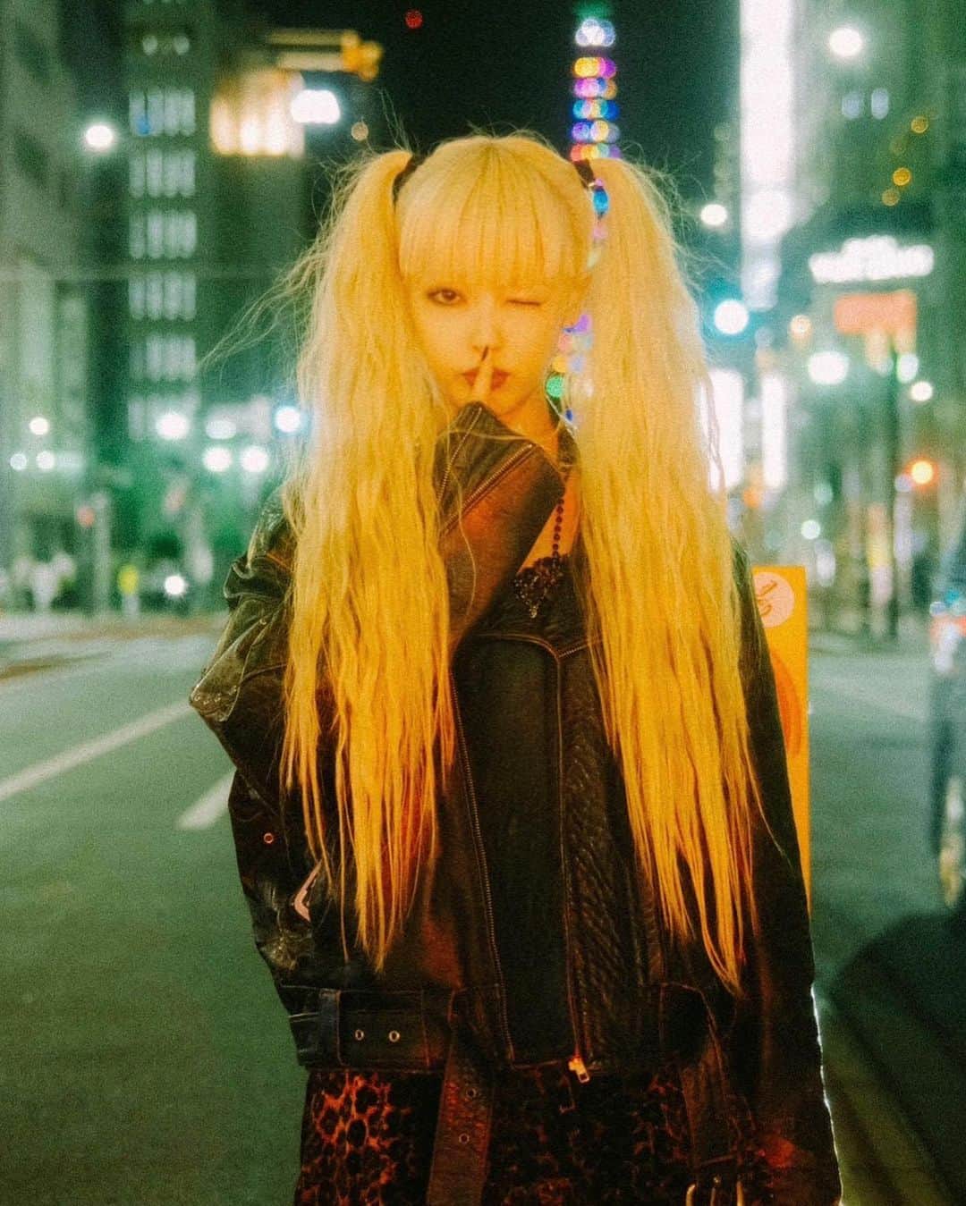 セナのインスタグラム：「ブロンドになりました🎀🎀🎀  気合い入れて頑張るのでこれからもよろしくお願いします⭐︎⭐︎⭐︎ かっこいいかわいいおもしろい撮影たくさんしたいです！⭐︎⭐︎  @taiga_kirihigashi いつもありがとうございます👩🏼💕」