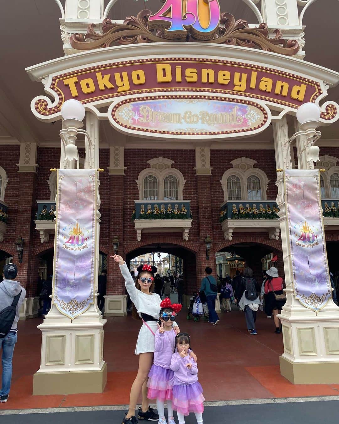 MARIKOのインスタグラム：「. . 5年ぶりの夢の国🐭💕 三女は初めてのディズニー🫶🏼 息子がゲームで当てて景品クッションGET😘 . . . . . . #夢の国#ディズニーランド40周年 #ディズニーランド  #tokyodisneyland」