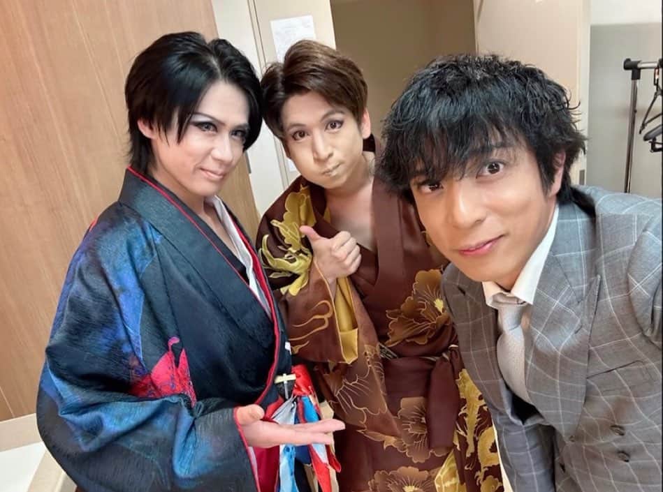 武田知大のインスタグラム：「みちのく紅白歌合戦、今年も無事に終わりました！今年は白組負けちゃった。 僕が2枚目に出した曲「華の道」を大好きな輝さんと一馬くんのユニット、TOKYO流星群の松風さんがカバーしてくれて嬉しかったです😃うまかった～😃 明日くらいに歌ってる動画あげてみようかな誰か観たい人居るかなあ。。🤔😆」