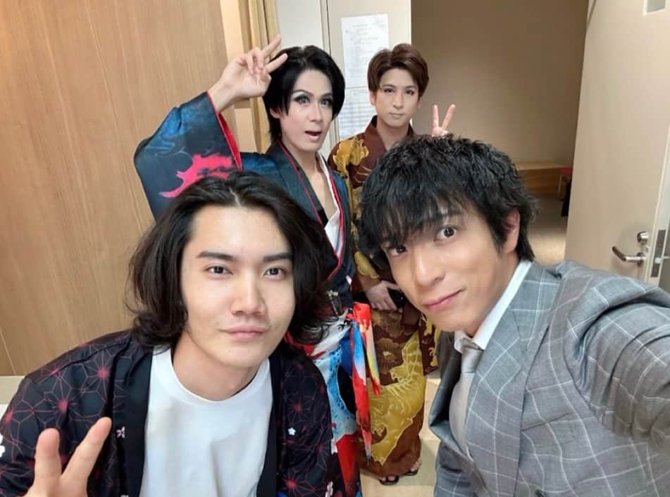 武田知大さんのインスタグラム写真 - (武田知大Instagram)「みちのく紅白歌合戦、今年も無事に終わりました！今年は白組負けちゃった。 僕が2枚目に出した曲「華の道」を大好きな輝さんと一馬くんのユニット、TOKYO流星群の松風さんがカバーしてくれて嬉しかったです😃うまかった～😃 明日くらいに歌ってる動画あげてみようかな誰か観たい人居るかなあ。。🤔😆」4月30日 21時45分 - tomohir0917