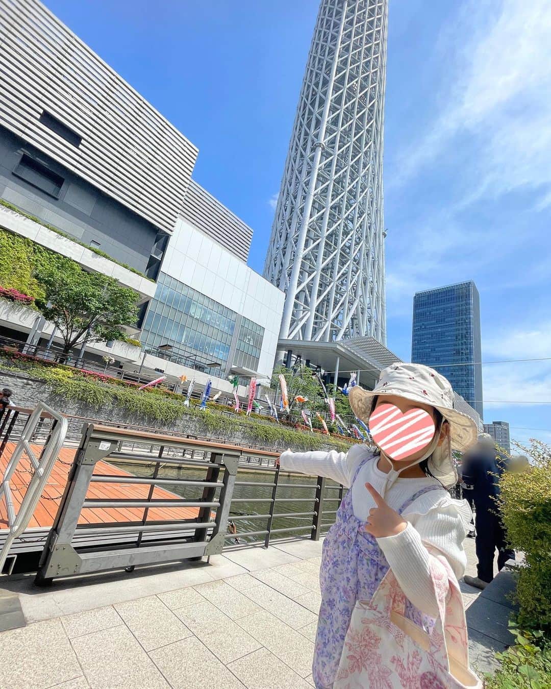 加藤雅美さんのインスタグラム写真 - (加藤雅美Instagram)「. 昨日は友人とのお茶の前に 娘と一緒に#東京スカイツリー の #こいのぼりフェスティバル へ🎏❤️ . 都内最大級の1500匹の鯉のぼりたちが 泳いでいるそうで、この場所だけではなく 東京スカイツリータウンのいたるところに 鯉のぼりがおり、すみだ水族館の名物、 #チンアナゴ と#ニシキアナゴ の 鯉のぼりもいました🤗❤️ . 皆さんはGWはいかがお過ごしでしょうか☺️💠？？ . #東京スカイツリーソラマチ #東京スカイツリータウン #鯉のぼり #🎏 #こいのぼり #子どもの日 #子連れお出かけ  #押上 #押上子連れスポット #都内子連れスポット #子連れスポット #GW #GWお出かけ #子どものいる暮らし #東京ママ #ママライフ #母と娘 #女の子ママ #3歳 #3歳女の子 #3歳6ヶ月 #3y6m #tokyo #japan #japanese #skytree」4月30日 21時46分 - mamikato97