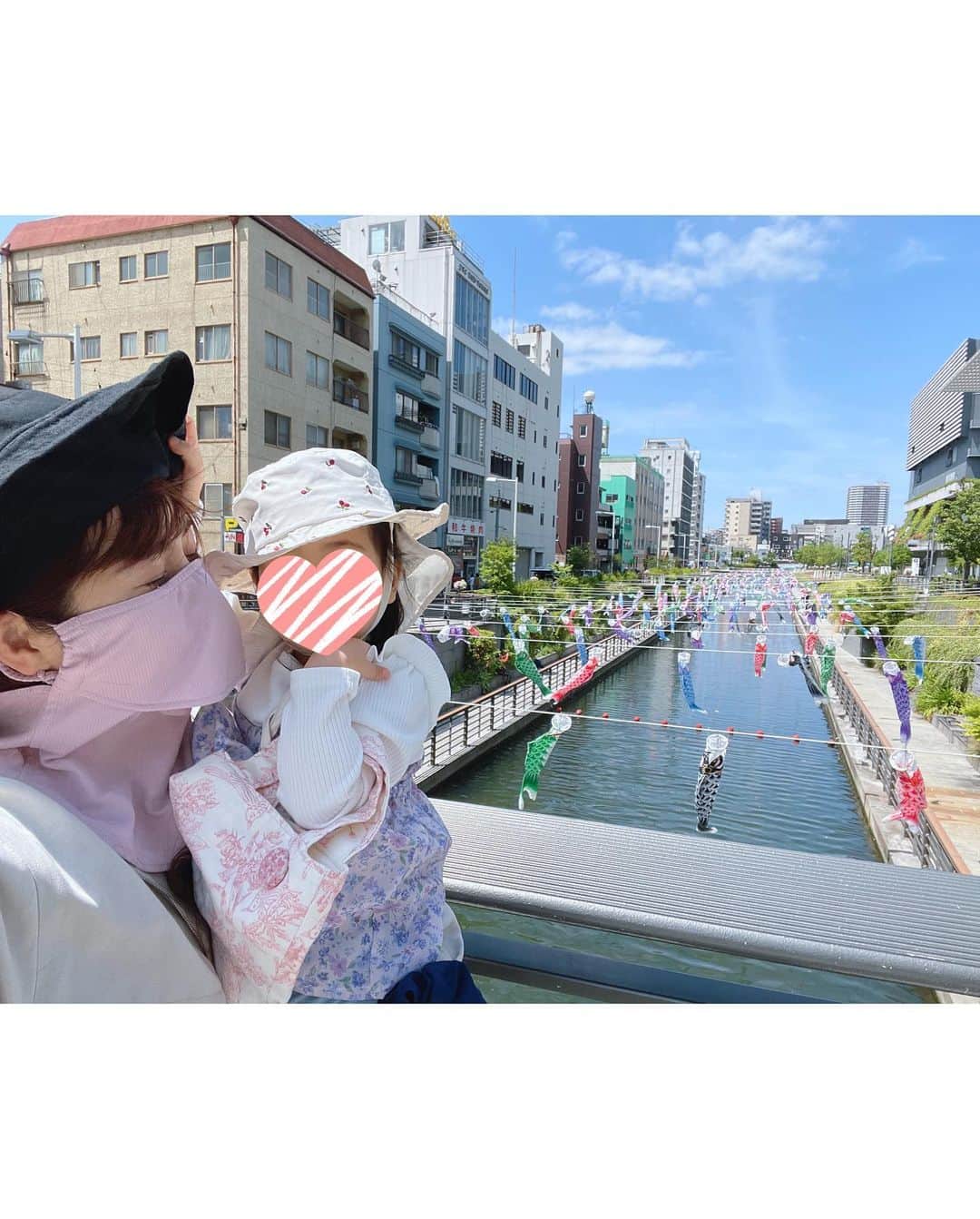 加藤雅美さんのインスタグラム写真 - (加藤雅美Instagram)「. 昨日は友人とのお茶の前に 娘と一緒に#東京スカイツリー の #こいのぼりフェスティバル へ🎏❤️ . 都内最大級の1500匹の鯉のぼりたちが 泳いでいるそうで、この場所だけではなく 東京スカイツリータウンのいたるところに 鯉のぼりがおり、すみだ水族館の名物、 #チンアナゴ と#ニシキアナゴ の 鯉のぼりもいました🤗❤️ . 皆さんはGWはいかがお過ごしでしょうか☺️💠？？ . #東京スカイツリーソラマチ #東京スカイツリータウン #鯉のぼり #🎏 #こいのぼり #子どもの日 #子連れお出かけ  #押上 #押上子連れスポット #都内子連れスポット #子連れスポット #GW #GWお出かけ #子どものいる暮らし #東京ママ #ママライフ #母と娘 #女の子ママ #3歳 #3歳女の子 #3歳6ヶ月 #3y6m #tokyo #japan #japanese #skytree」4月30日 21時46分 - mamikato97