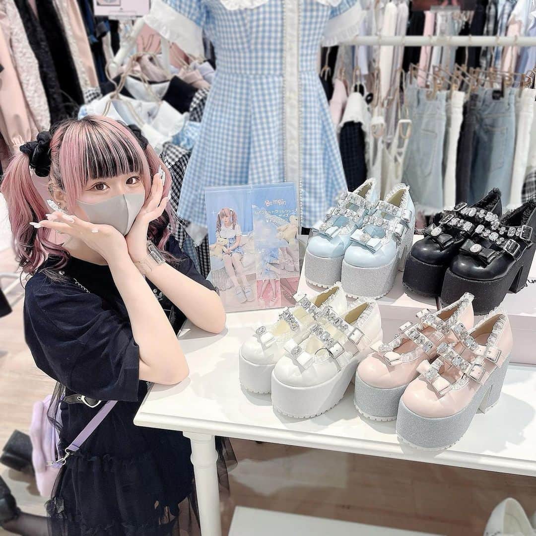 のインスタグラム：「🖤2023.04.29🤍 Bemqin 8th Collection ㅤㅤㅤㅤㅤㅤㅤㅤㅤㅤㅤㅤㅤ 大宮ではじめてのイベントと、シンデレラシューズ発売！ たくさんのご来店ありがとうございました😭🩷 ㅤㅤㅤㅤㅤㅤㅤㅤㅤㅤㅤㅤㅤ わざわざ大宮に来てくれた仲良しさんにとても救われた1日でした🥲💕 今回は全店販売だし大宮遠いと思うし、 大宮まで来てくれるなんて思ってなかったから とってもうれしかったです（ ; ; ） 大宮に居るからこそはじめましてできた方にも お会いできてうれしかった😭 ㅤㅤㅤㅤㅤㅤㅤㅤㅤㅤㅤㅤㅤ なによりも、シンデレラシューズをたくさんの方に お届けできてよかった！！！！ お在庫がある限り、たくさんの女の子に お迎えしてもらえたらいいな🥹🤍 ㅤㅤㅤㅤㅤㅤㅤㅤㅤㅤㅤㅤㅤ #bemqin #ankrouge #大宮アルシェ」