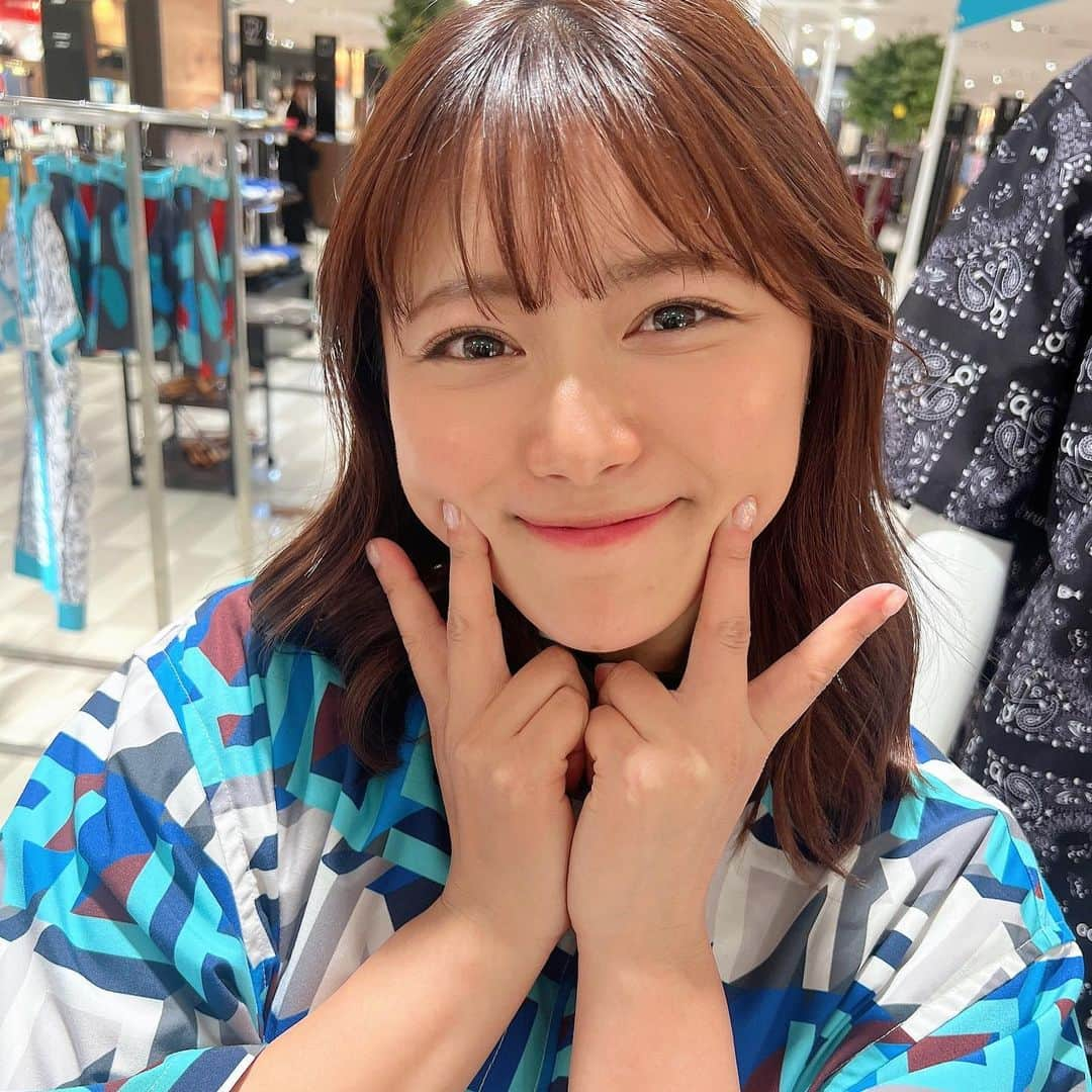 山内鈴蘭さんのインスタグラム写真 - (山内鈴蘭Instagram)「お客様の笑顔が一番のエネルギー🥰  ゴルフブランドGorurun POP UP SHOP in 梅田大丸店が4/26〜5/2まで開催中です🥺🎉  今日はOpenから店頭に立って、お客様とゴルフやウェアついて語ったり本当に幸せな時間でした❤️  お客様と会う時間が一番幸せ。  笑顔が本当に大好きです！！！  あー！！楽しかったなーー🥰✨  これからも、沢山の方々とお会いできる様に山内鈴蘭頑張ります！！！  本日、ウェアをお手に取って下さった皆様😊よりゴルフを楽しんで頂けたら嬉しいです！！！  個性溢れ、輝けるウェアをお届けしていきます🥰  ゴルフをもっと楽しもう⛳️⛳️⛳️  #ゴルフ #ゴルフウェア #ゴルフブランド #梅田大丸 #ポップアップショップ #ゴルフ女子 #ゴルフコーデ #大阪 #ゴルフ好きな人と繋がりたい #gorurun #ゴルラン #ゴルフ女子コーデ #golfwear #golfbrand」4月30日 21時57分 - xxsuzuranxx