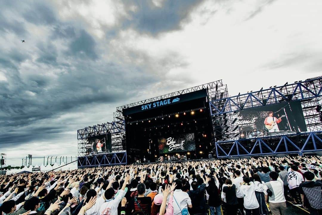 BLUE ENCOUNTさんのインスタグラム写真 - (BLUE ENCOUNTInstagram)「2023.04.30 JAPAN JAM 2023 ＠蘇我スポーツ公園  Guest Bassist @akrknakr  Photo by @kawado_photo  #あきらかにあきら #あきらかにブルエン #theoralcigarettes  #blueencount  #ブルエン」4月30日 21時57分 - blueencount_official