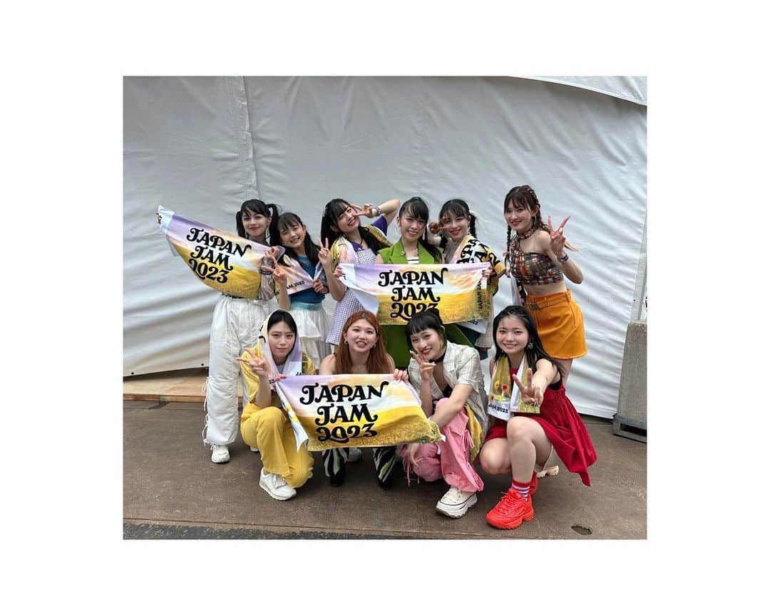 佐々木莉佳子のインスタグラム：「⭐︎  JAPAN JAM ありがとうございました☺︎  天気が心配だったけど 途中で太陽が顔出して味方してくれて 皆さんの声も3年ぶりに聴けて もう今日は、最高の一言に尽きる一日でした。  初めてのトップバッター！ 頑張りました🔥  幸せをありがとうございます😭  ひゃー、たのしかった😮‍💨⭐︎  #JAPANJAM2023」