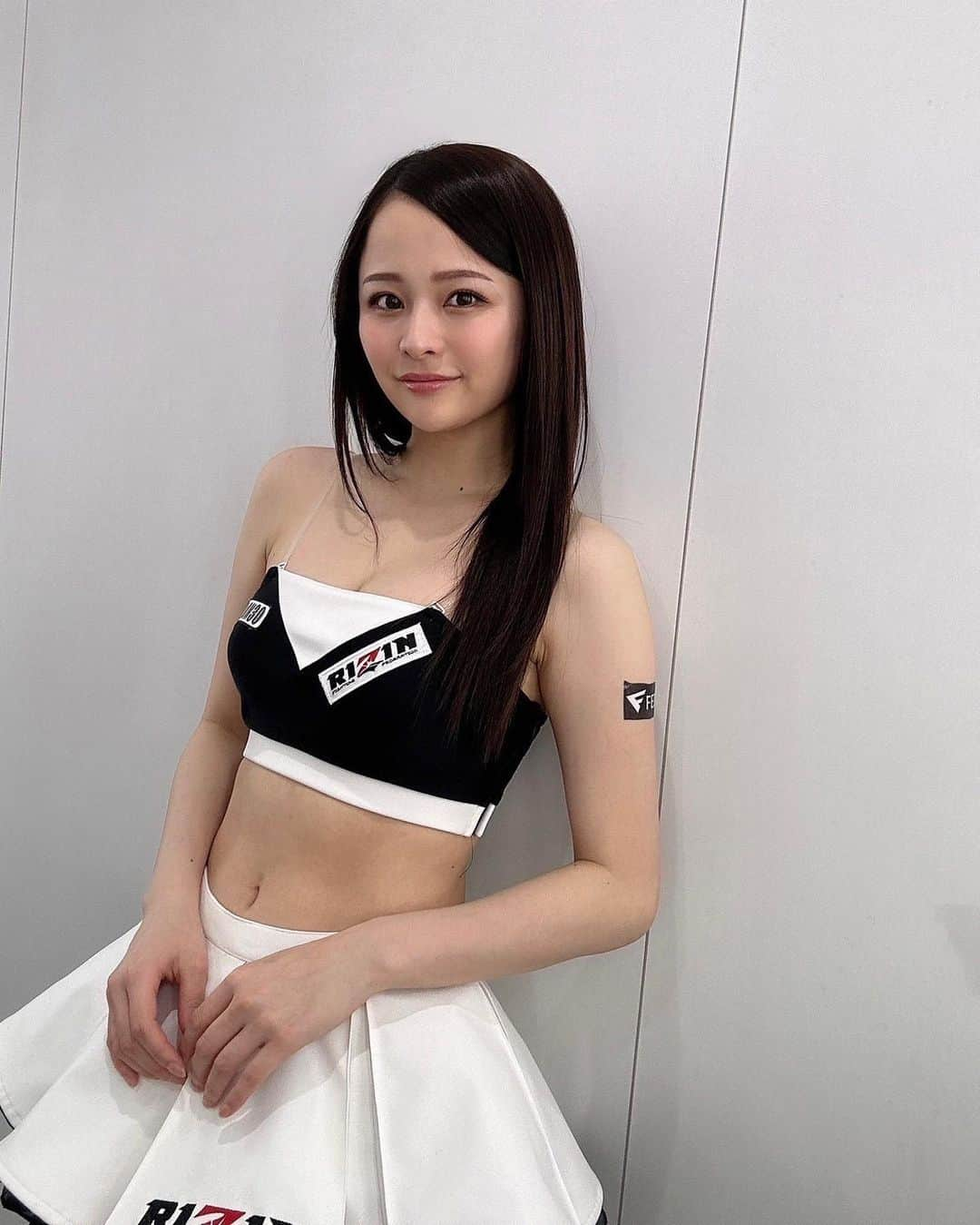 澤田実架のインスタグラム：「. . FEDELTA presents RIZIN LANDMARK5 in YOYOGI  会場へお越しくださった皆さま 並びにPPVにて視聴くださった皆さま ありがとうございました🌟満員御礼🎊  大会終了後も余韻に浸って全く寝れずSNSで皆さんの反応を見たり試合後インタビューを見たり、あっという間の1日でした…🫣  今大会は名古屋ぶりのケージでの試合でしたね😌 試合はもちろんですが選手ひとりひとりの想い ファンの皆さんの応援が会場全体を盛り上げて それを感じることができました  これからの物語に期待です🔥  最高のGWをスタートすることができ、いよいよ5/6も今週に迫ってきました！！ 私はRIZINガールとしての出演はありませんが、今回はいちファンとして皆さんと一緒に観戦させていただきます❤️‍🔥  #RIZIN #MMA #総合格闘技 #RIZIN_LANDMARK5 #RIZINガール #🖤🖤🖤」