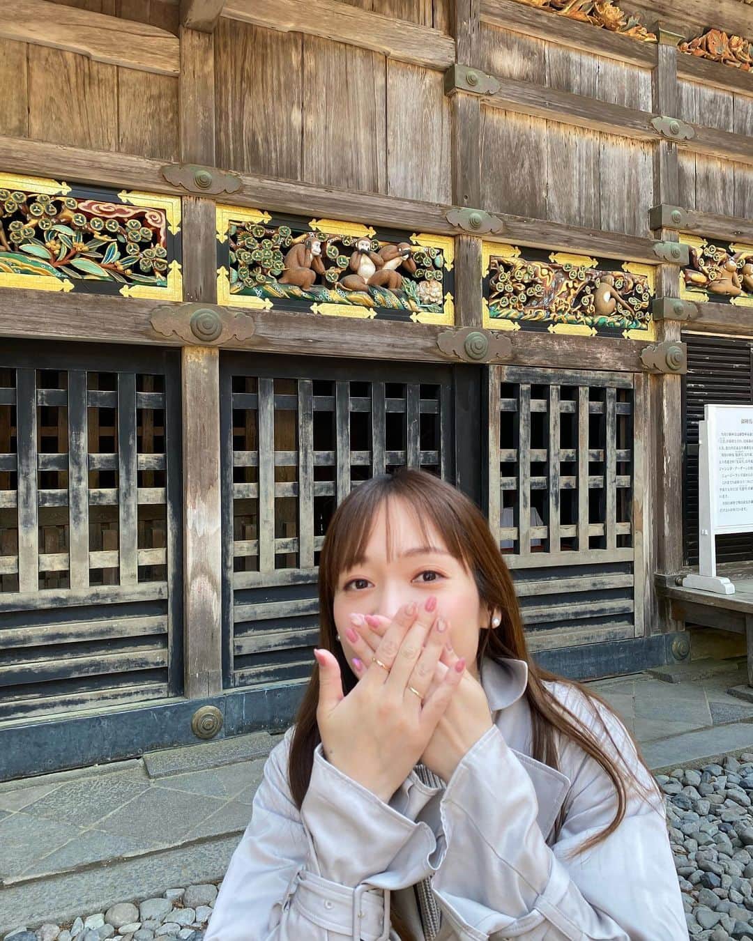 石橋美希のインスタグラム：「初めての日光東照宮🙊  一目見てみたいと思っていた三猿と写真を🤗 人の一生を表した猿の彫刻は それぞれなんとも言えない表情なのが また面白く不思議な気持ちになりました🙈🙊🙉  境内の建造物は息をのむほど豪華絢爛。 中でも創建当時の姿に生まれ変わった 国宝である「陽明門」はものすごい数の彫刻！！ 一つ１つの彫刻が華やかで繊細で 何時間でも見ていたかったです🥹  柱や彫刻にそれぞれ意味が込められているので また勉強して訪れたいと思います。  当時の最高技術を結集した国宝は 職人の魂を感じるほどすごかった…  パワーをチャージした旅でした😊  #栃木 #日光 #日光東照宮 #国宝 #世界遺産 #歴史的建造物 #三猿 #五重塔 #陽明門 #japan #travel #観光 #旅 #パワースポット #めんこいテレビ #アナウンサー」