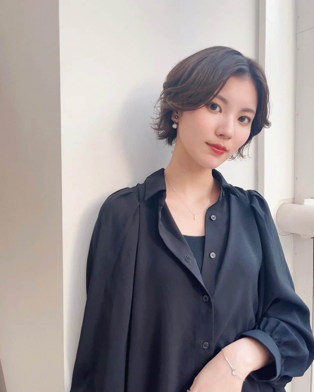 小林玲のインスタグラム：「🐦‍⬛ ⁡ ⁡ ⁡ アクセ達もお気に入り...🌼 　 ⁡ ⁡ ⁡ そしてイベント前日に 美容院行ってきました☺︎  今回はいつもより 少し明るめのカラー💇 ⁡ @mineyukimorikami さん ありがとうございます！ ⁡ ⁡ ⁡ #shorthair #hairstyle」