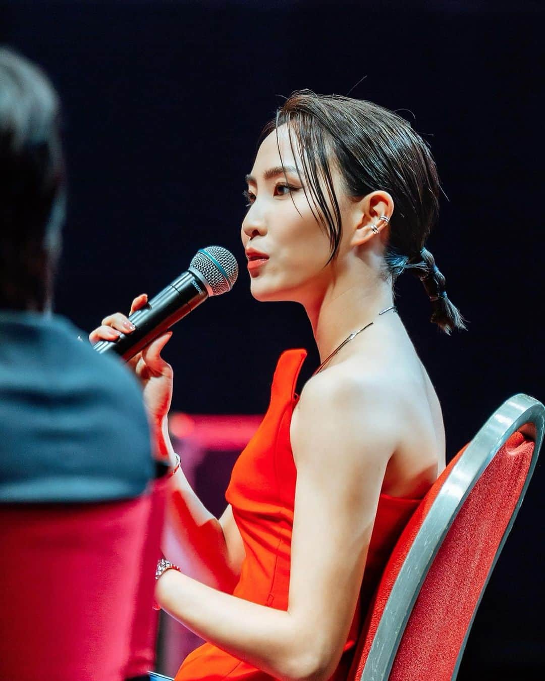 ソニアのインスタグラム：「Aside from hosting, I do enjoy sharing my career journey as well 🫶🏻 It is constantly evolving, and I try to keep myself on my toes to see what’s next and how I can continue to improve and perfect my craft. Whatever industry you’re in - you will thrive if you put the right energy and hard work in!   It was eye opening for me to learn from so many successful individuals and panelists, while highlighting the importance of financial literacy!   Thank you @hsbc_sg @hsbc_life_sg for having me ❤️‍🔥 Starting to dig this fiery red…」