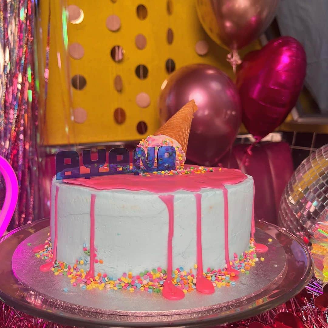 篠崎彩奈さんのインスタグラム写真 - (篠崎彩奈Instagram)「名前入りケーキかわいい🫶🏻🍰 なんとケーキが推しサイリウムの色でした🩵🩷 細かいところまで拘っていただいて嬉しかった☺️ #寝たふり #offshot」4月30日 21時52分 - ayana.s_official