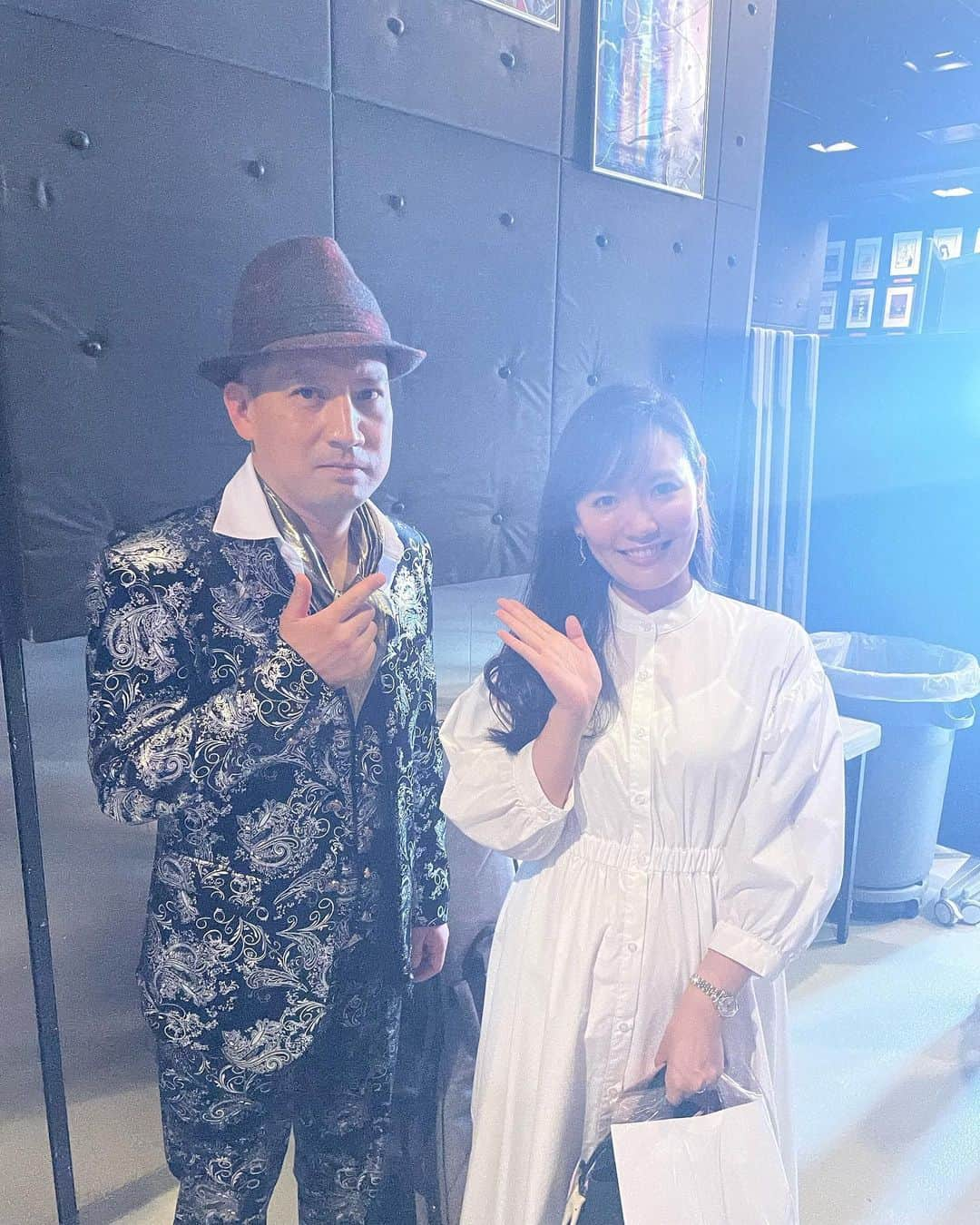 汾陽麻衣さんのインスタグラム写真 - (汾陽麻衣Instagram)「姿月あさとさん昭和歌謡祭、 舞台裏写真②。 タカラジェンヌ顔負け🤣！？ポーズの一之輔さんも載せておきます笑  笑点の濃紺お着物素敵でしたね💕  #姿月あさと さん昭和歌謡祭 #春風亭一之輔 さん #笑点  #宝塚歌劇団  #宙組トップスター」4月30日 21時58分 - mai_kawaminami