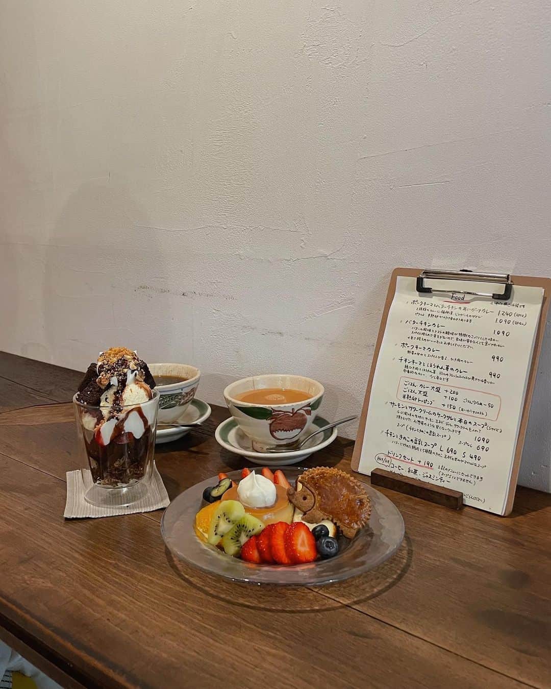 のインスタグラム：「_ 芸大の前のCafe☕️♡  季節のプリンアラモード　¥990 ショコラパフェ　¥790 チャイ¥640 コーヒー　¥490  #綾花ログ  #京都カフェ#京都cafe#京都ランチ#北白川カフェ#北白川グルメ#カフェ巡り#カフェ活#カフェ好きな人と繋がりたい#kyotocafe#cafestagram」
