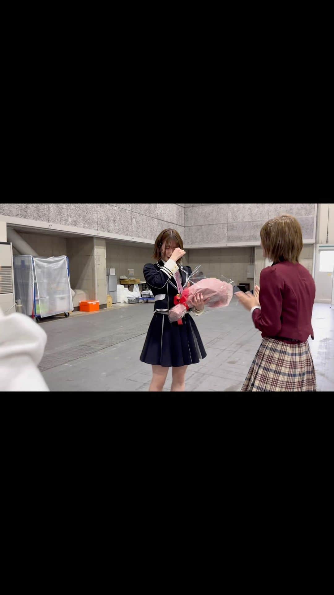 中野美来のインスタグラム：「最後の部が終わり、スタッフさんから綺麗すぎるお花束いただきました💐💗 ありがとうございます！☺️ 本当に綺麗！ピンク！愛を感じています🥲 そして、涙腺崩壊しております🥲 ⁡ ⁡ ⁡ 大好きな花梨さんから渡していただき幸せすぎる〜☺️」