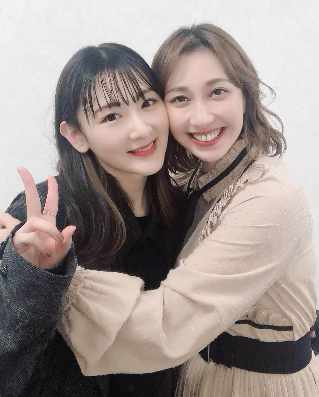 のインスタグラム：「昨日、 京都南座「若き日の親鸞」 の舞台の千穐楽を無事に終え、 （また、ゆっくり書きます） 本日の朝、 ２ヶ月ぶり？！に東京に帰って参りましたぁー😭  そしてその足で、私の親友、 「りな」こと「生駒里奈ちゃん」の ファンクラブイベント、 「クローズトーク#7」の ゲスト出演に行って参りました！！😊  1回目も、2回目も、 里奈のファンの皆さんは、 本当にあたたかくて☺️  優しい「りな」だから、 集まるファンの皆さんも、 あったかいんだなと思いました😌  楽しかったぁ！！😆  このところ、お互いにずっと忙しくて、 なかなか会えなかったから😢 今日、久しぶりに会えて、 嬉しかったし、元気もらえました！！😆👊  わたしの、 歳の離れた友達であり、 数少ない、親友️です🤤💓  今回、イベントに呼んでもらえて嬉しかったよ💓 ありがとう！！😆✨  りなのファンの皆様☺️ あたたかく迎えてくださって、 ありがとうございました🙇‍♀️  りな☺️💓 会えてうれしかったし、たのしかったよ。☺️💓  ありがと💓  #京都南座をおえて、 #東京  #ファンクラブイベント #生駒里奈　ちゃん #歳のはなれた #友達 #親友❤︎ #親友に会えるとほっとする🥲」