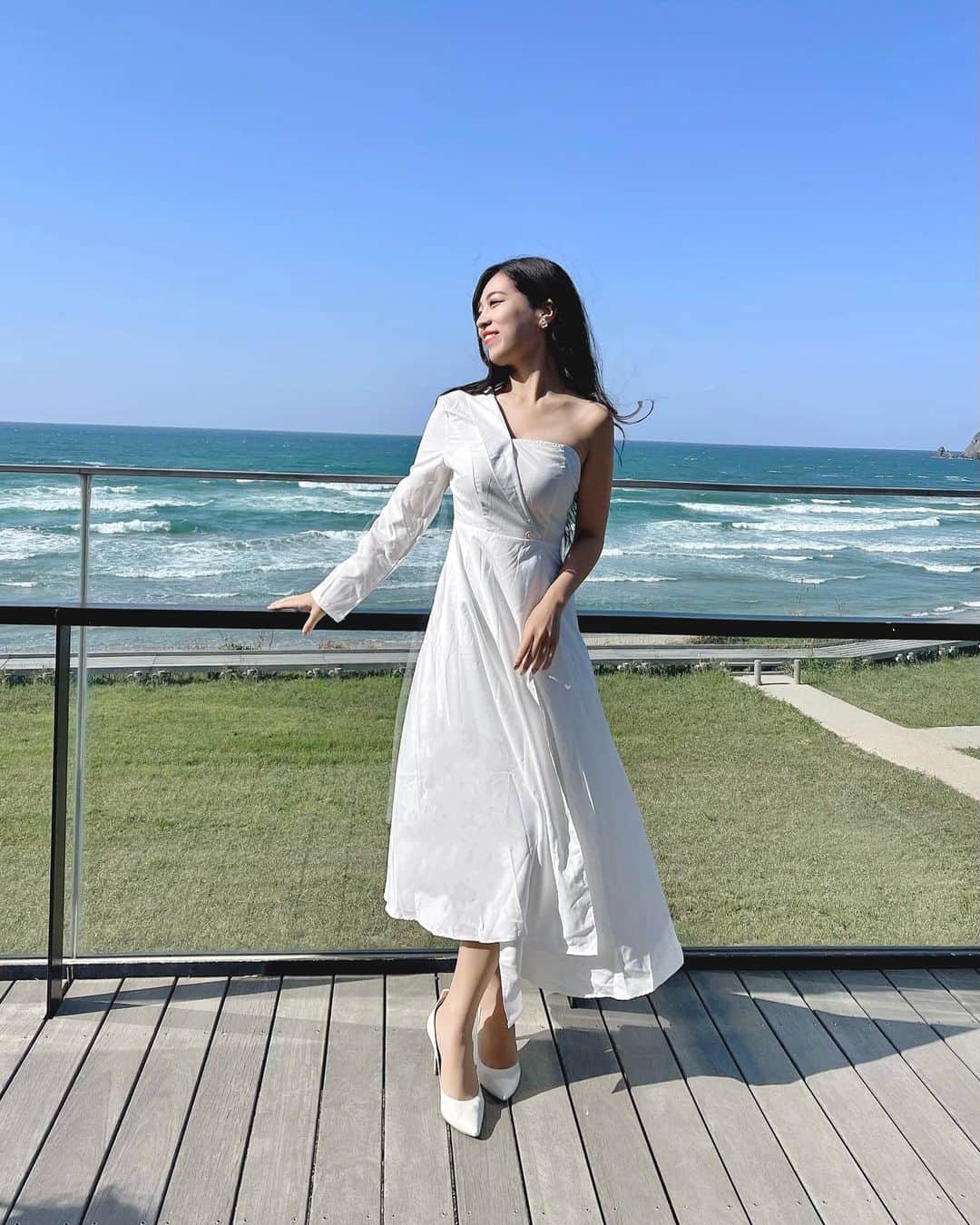 絹野志朋のインスタグラム：「鳥取オススメSpot🤍🌊✨  ストーリーに載せた時に この時の写真が好評だったので 投稿にも残しておきます🤭  とってもお洒落な レストラン アルマーレさん🍽 @almare_higashihama   大人数での貸切にも対応して下さり、 内装もカラフルで可愛くて、 外のテラスからは海景色が見れて 海外にいるような気分になりました💓  この時の白のワンピース みんなにどこのか聞かれたんですが 実は... @shein_japan 🤭💕 是非チェックしてみて下さーいっ♡  👗商品ID 10588090 ワンショルダー フレアヘム ドレス  みんなでホワイトコーデしたの 楽しかったなーーー🥰🤍🤍🤍  ⋱⋰ ⋱⋰ ⋱⋰ ⋱⋰ ⋱⋰ ⋱⋰ ⋱⋰ ⋱⋰   🎟クーポンコード：4ST145 ※0-5999円で15%オフ,  6000円以上のご購入で20％オフ ※有効期限：2023/05/31" . . #shein #shein #SHEIN春の感謝祭  #SHEINコーデ #SHEIN #SHEIN購入品  #今日のコーデ #OOTD  #購入品紹介」